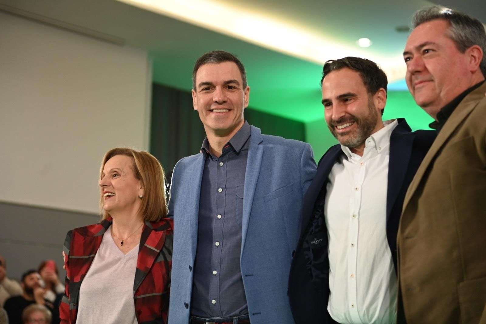 Begoña Medina, a la izquierda, durante el mitin de Pedro Sánchez en Málaga, acompañada por Dani Pérez y Juna Espadas, de izquierda a derecha.