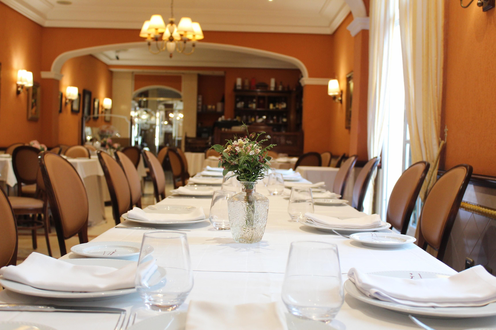 Salón del restaurante Manolo Mayo en Los Palacios.