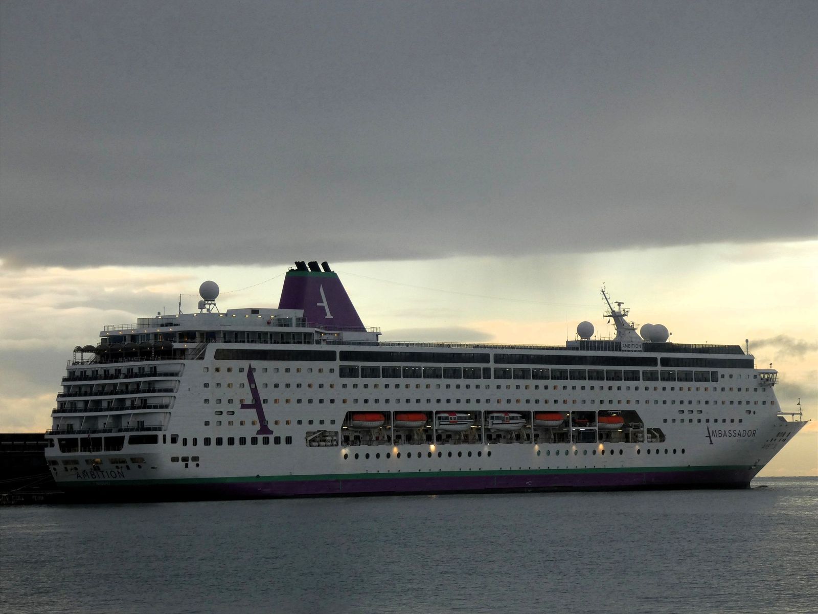 El buque de crucero 'Ambition' en su primera escala malagueña.