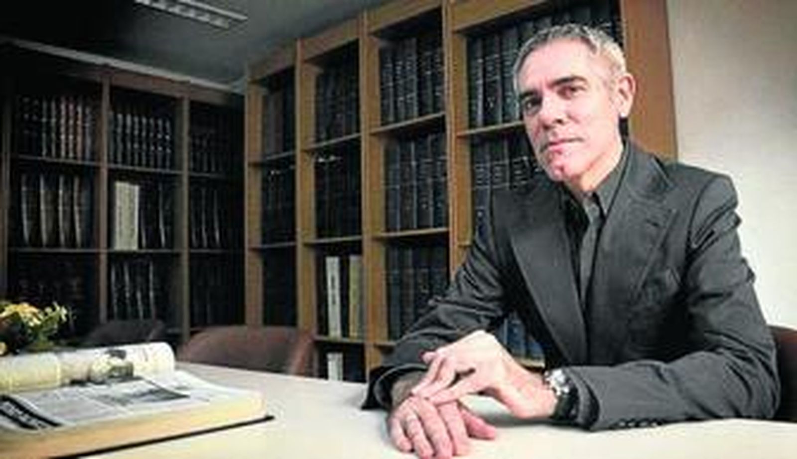 El ilustrador Arturo Elena, ayer, durante la entrevista.