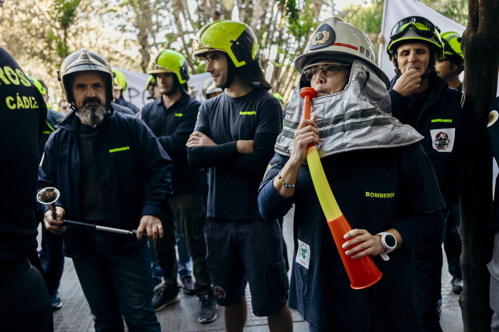 Imágenes de la protesta de los bomberos en la diputación de Cádiz.