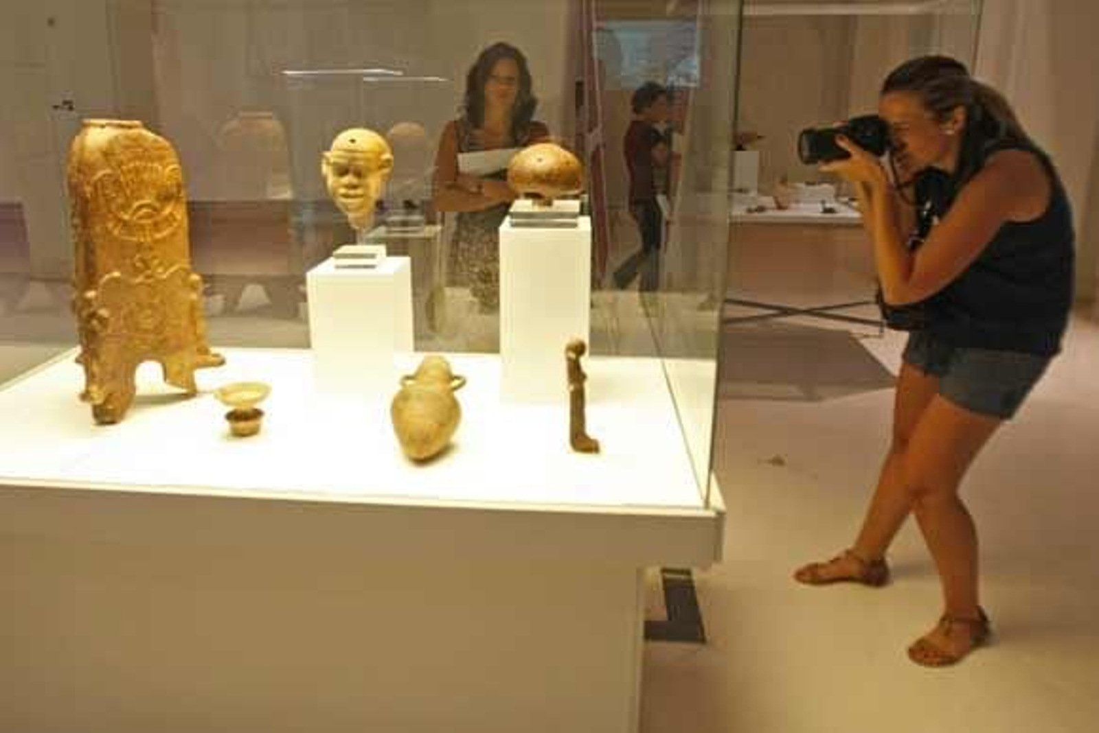 Más de doscientas piezas procedentes de los Museos de Cádiz y Huelva integran la exposición inaugurada en la pinacoteca provincial

Foto: José Braza