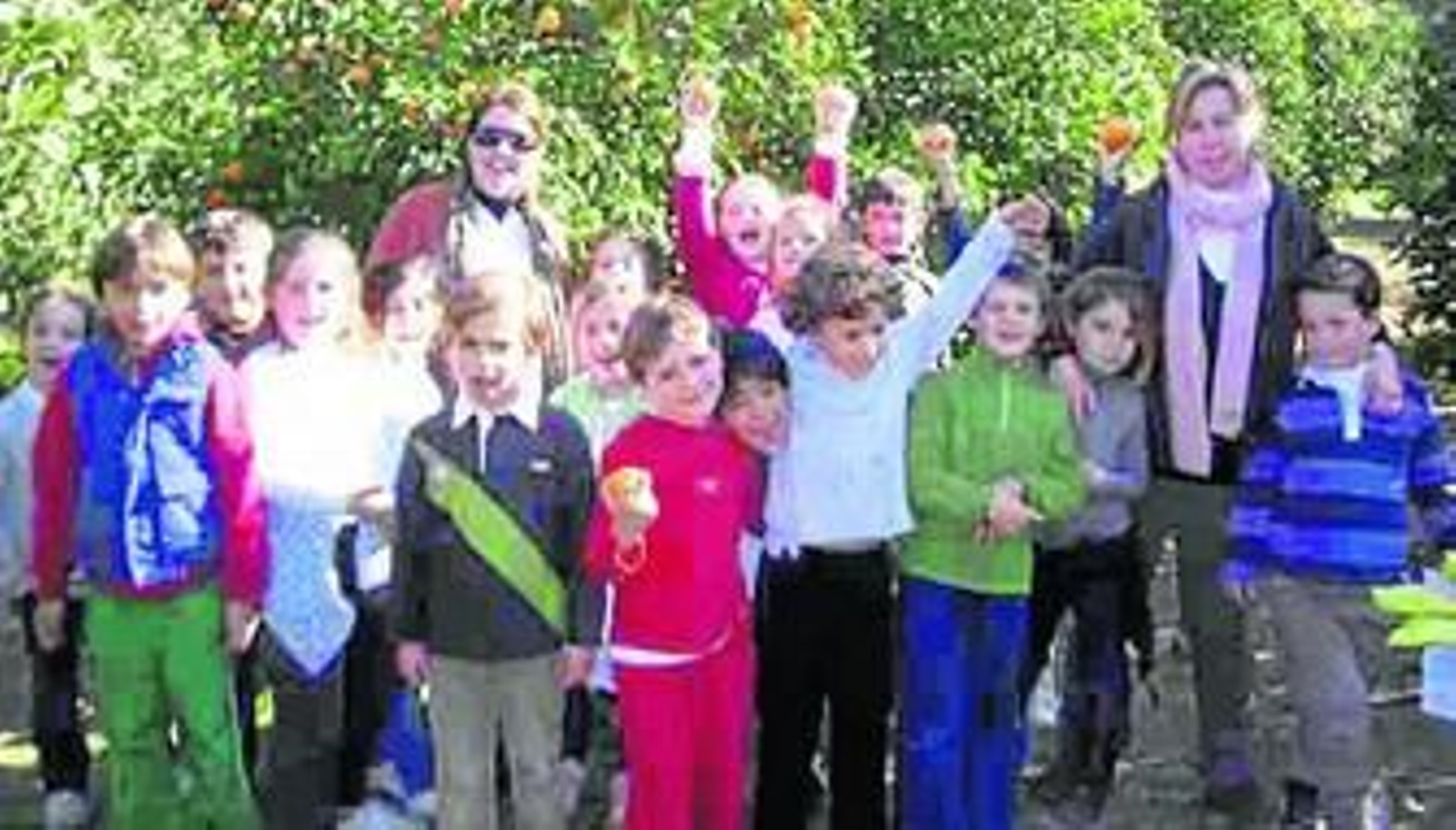 Alumnos y profesoras del colegio La Salle Buen Pastor en una jornada en la huerta La Yanna.