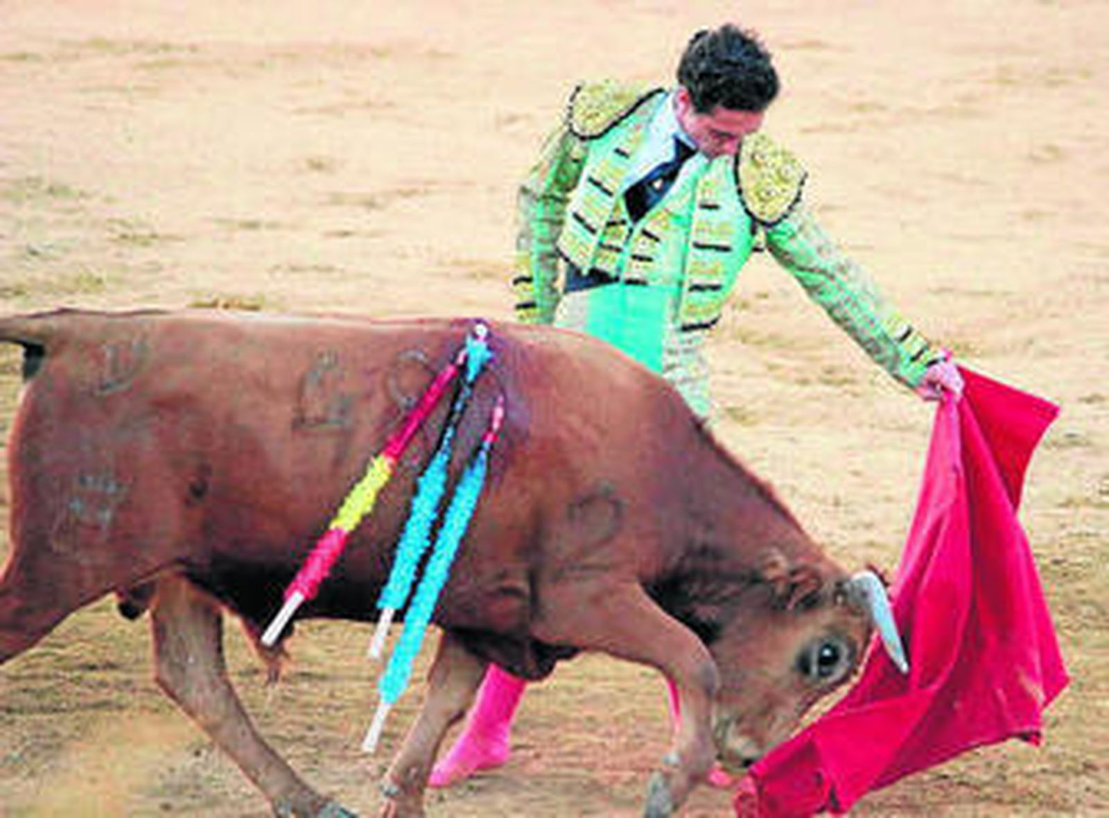 Juan Ramón Jiménez, en un elegante y profundo muletazo con la izquierda.