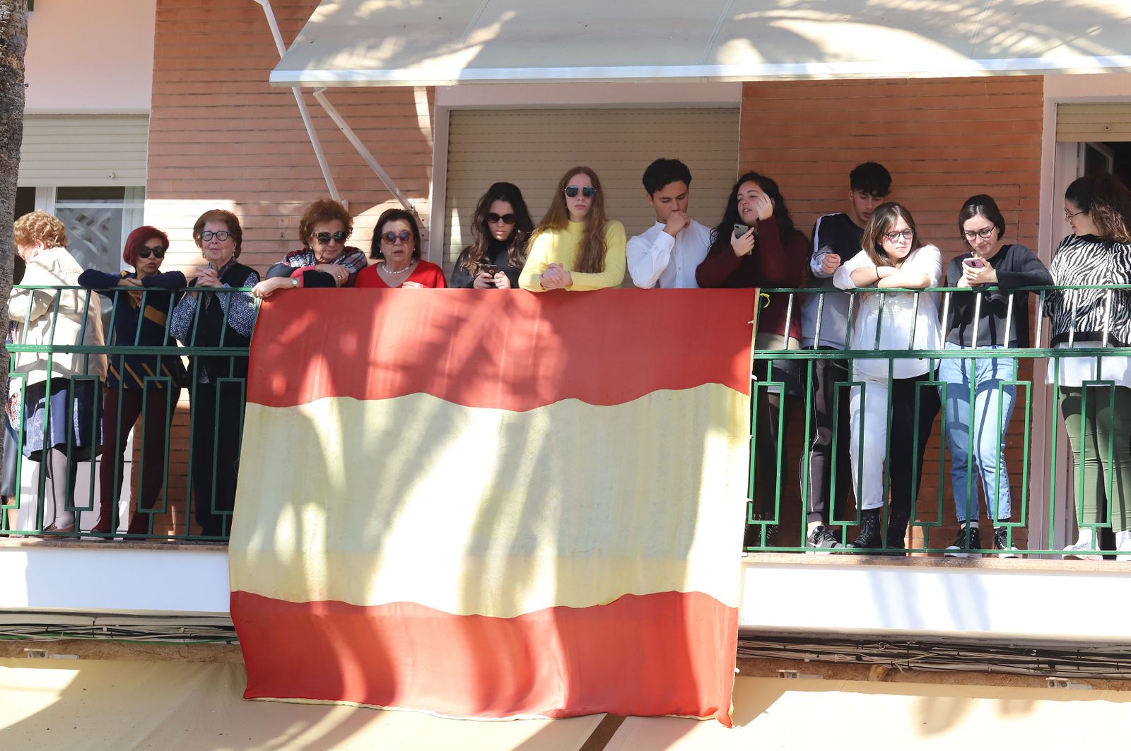 Imágenes de Don Felipe y Doña Letizia arropados por el cariño de los almonteños