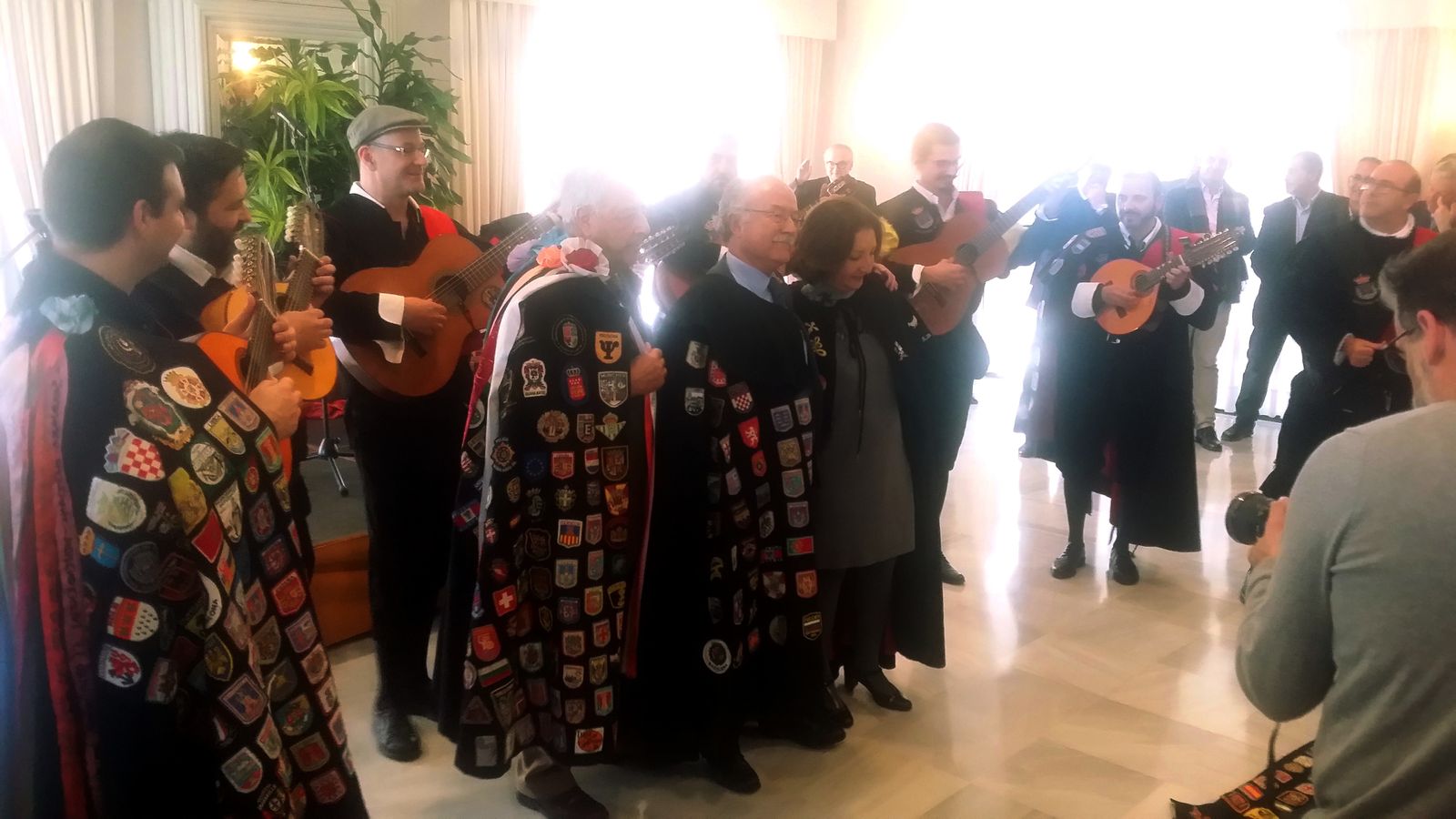 Manuel Morón, con una capa de tuno, durante su almuerzo de despedida del Puerto de Algeciras.