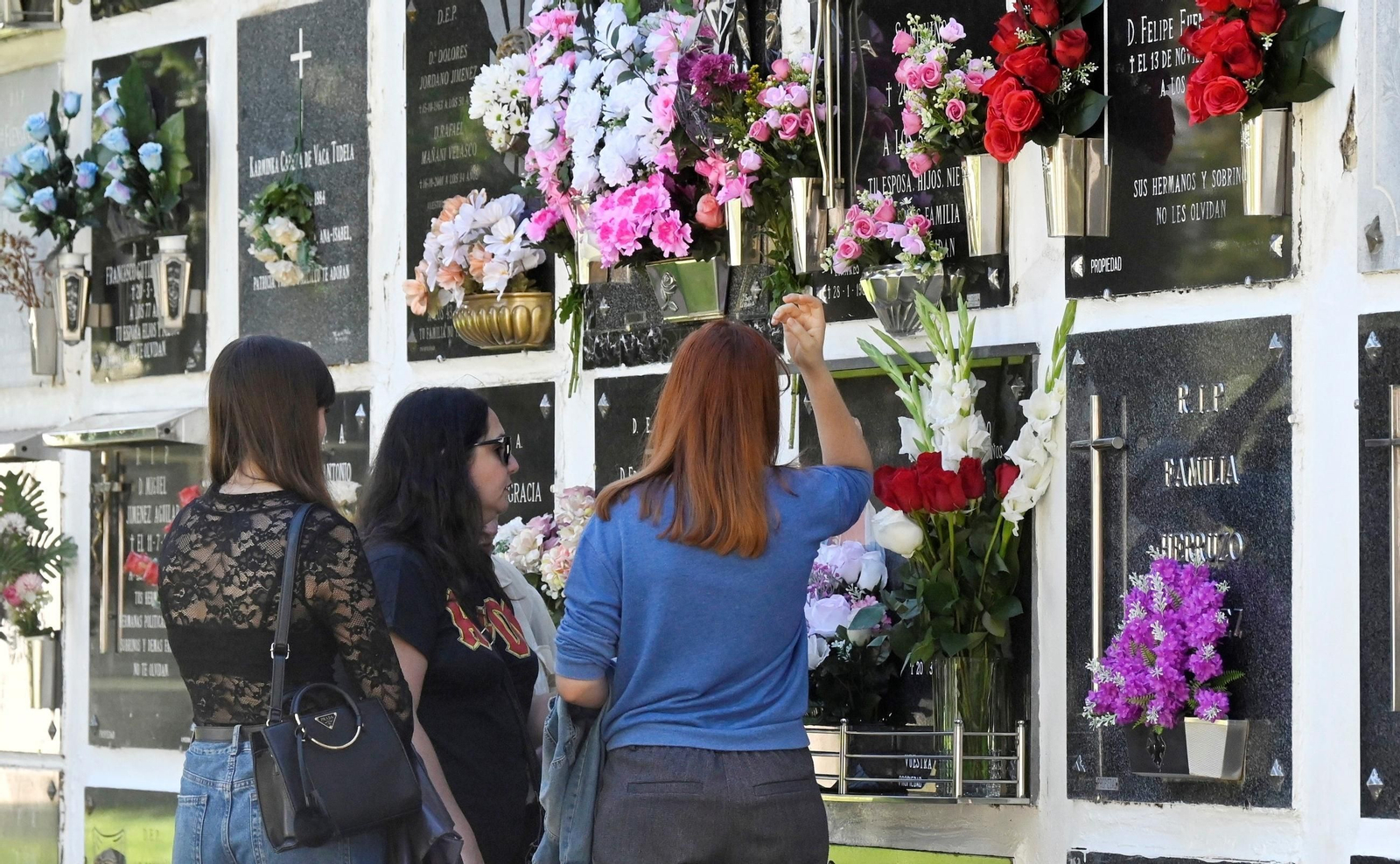 Las imágenes del Día de los Santos en los cementerios de Córdoba