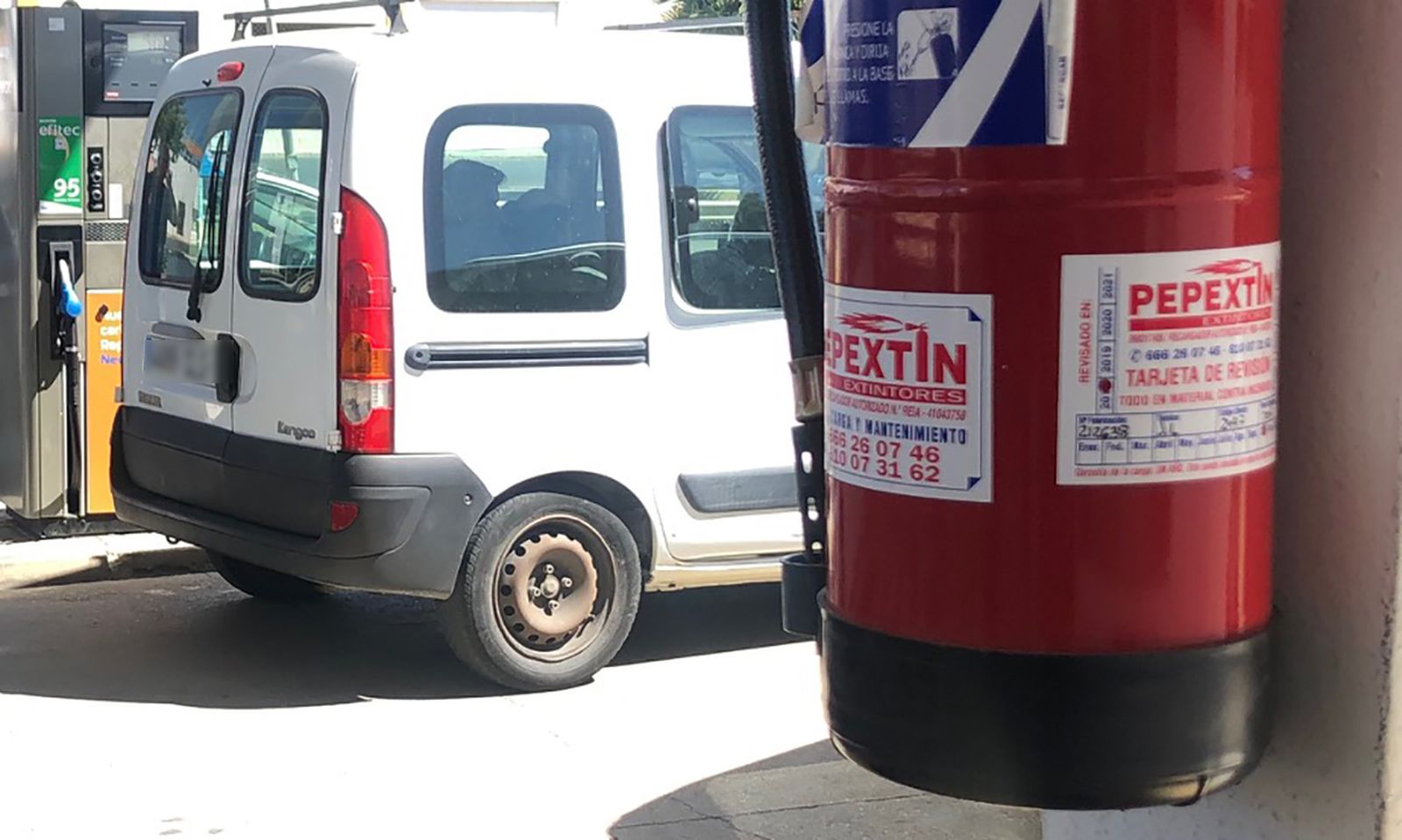 Imagen del extintor de incendios de la gasolinera que sufrió el atraco.