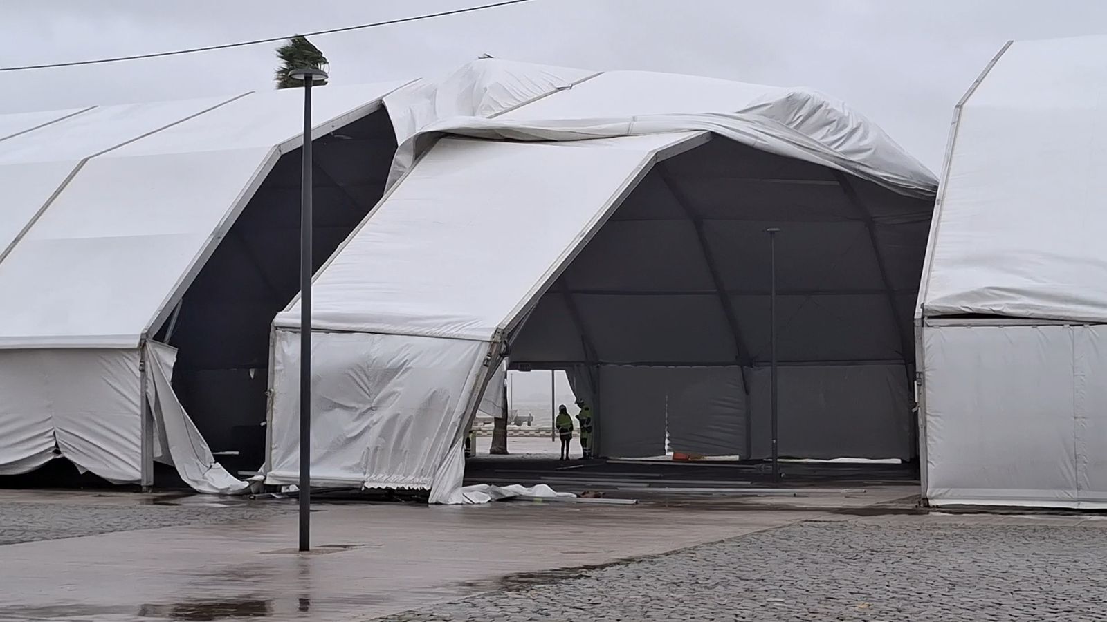 El viento destroza la carpa del Carnaval en Puerto Real durante el paso de la borrasca Kristin