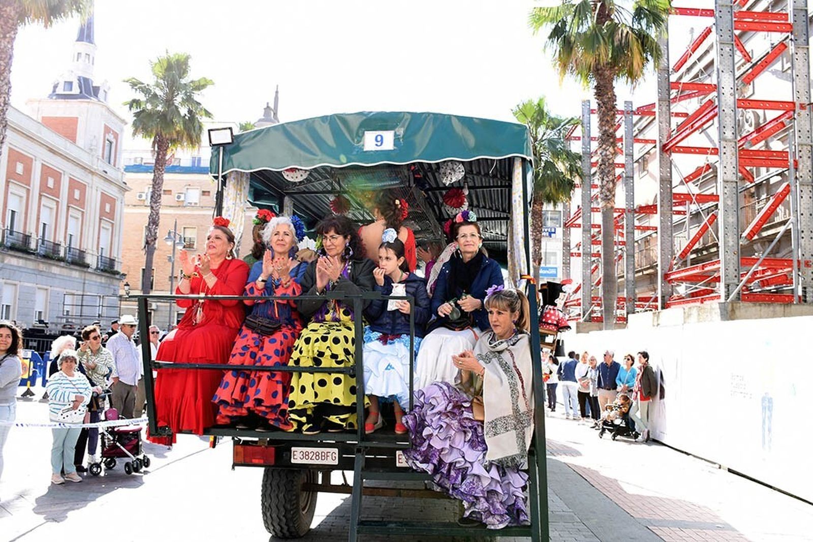 Imágenes de los peregrinos de la Hermandad de Emigrantes en su salida por las calles de Huelva