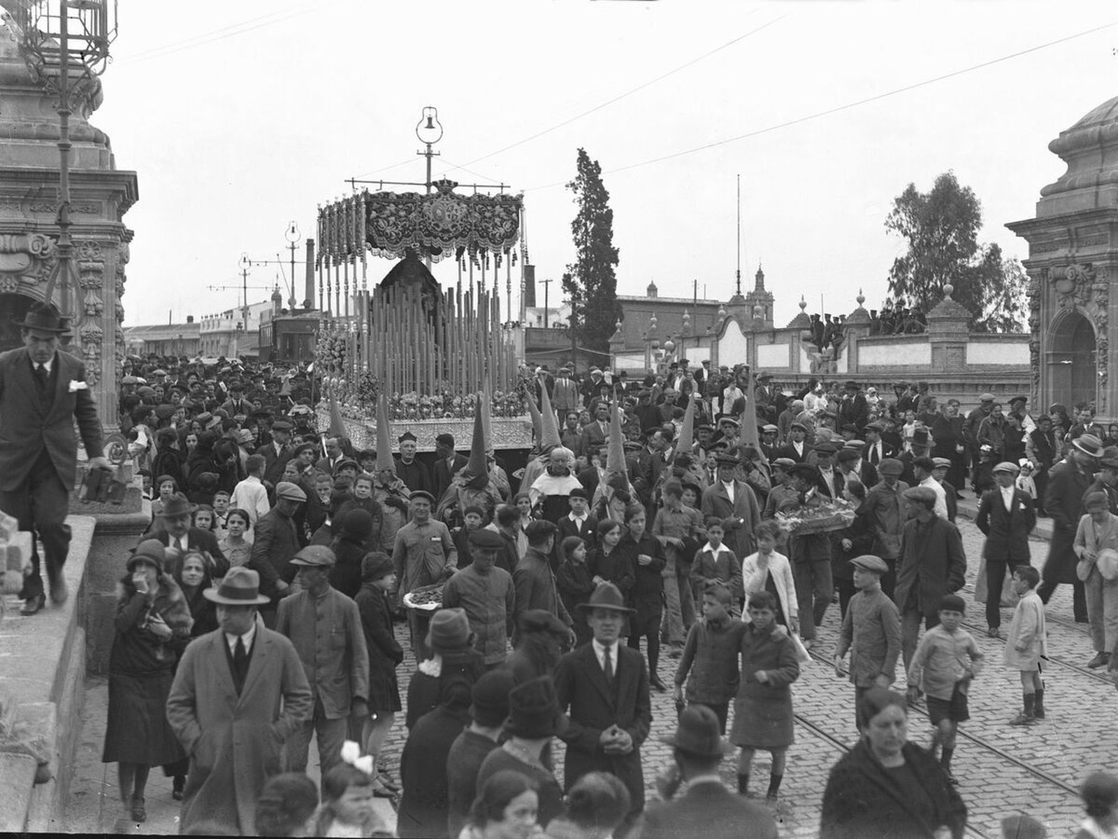 La Virgen del Refugio cruza el puente de los bomberos hace ya casi un siglo