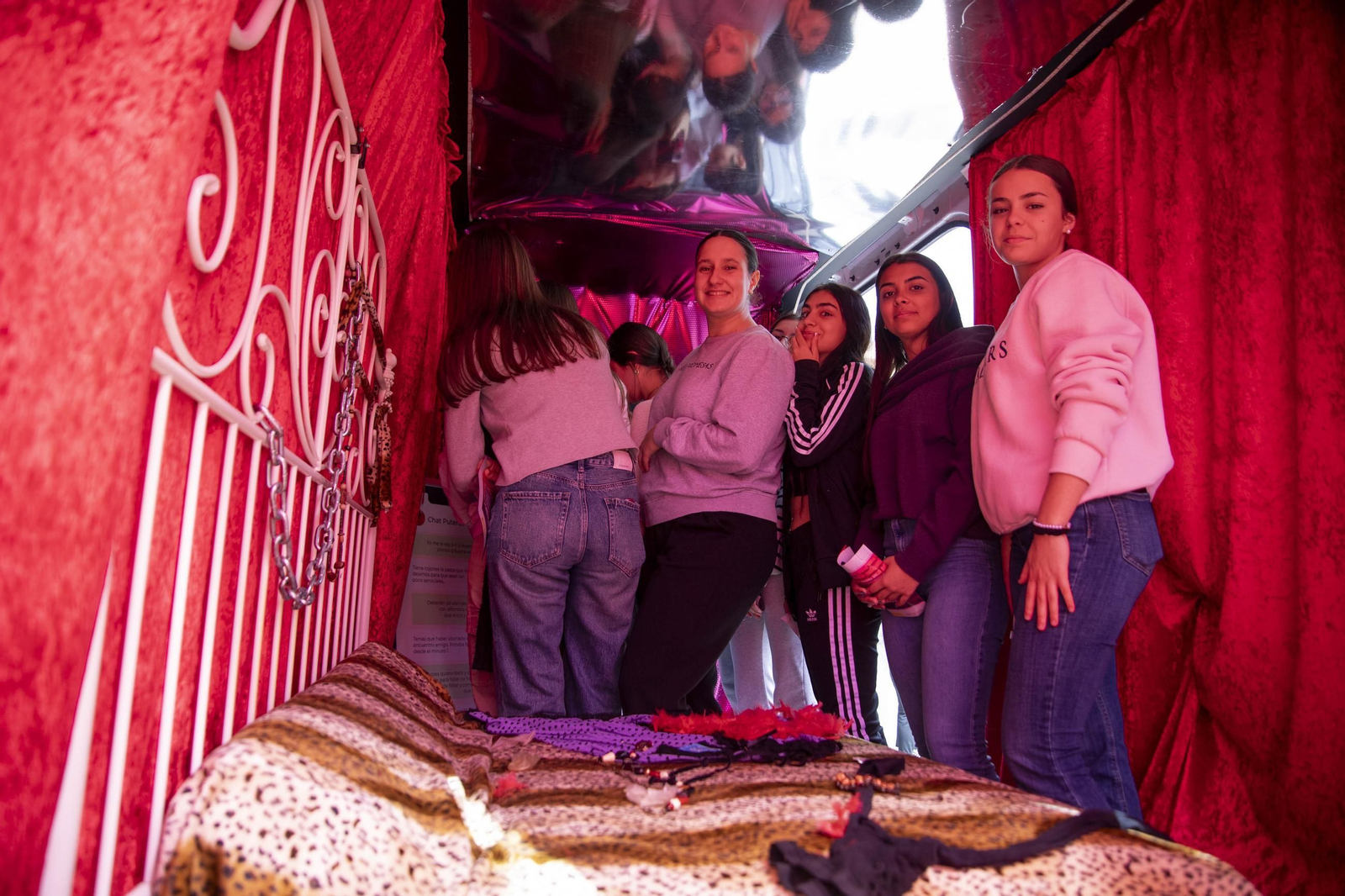 Sensibilización sobre la trata de mujeres en el IES Maestro Padilla de Almería, en imágenes