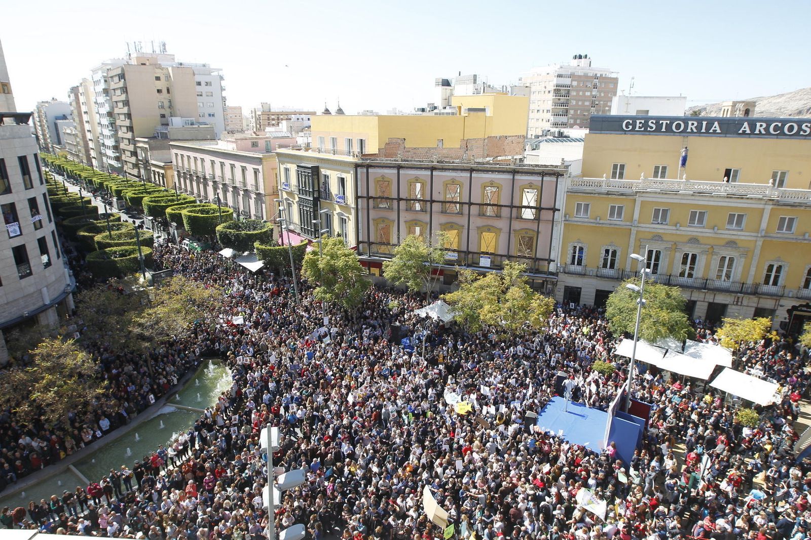 La concentración que pidió ayer el regreso de Gabriel Cruz con su familia, en la Puerta de Purchena de Almería.