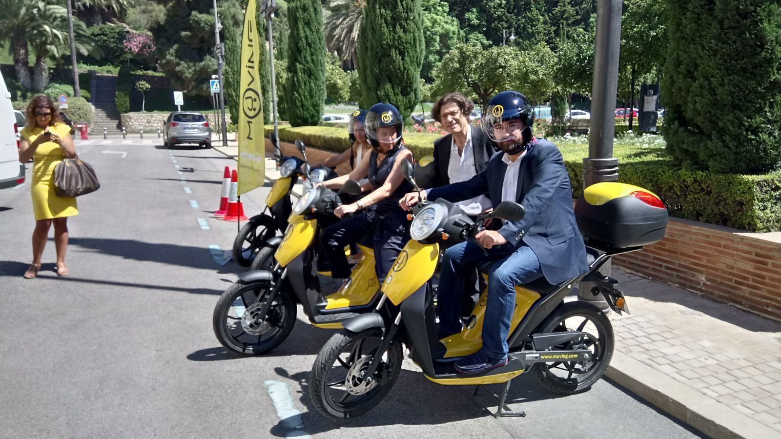 La edil de Movilidad, el consejero delegado de Muving y el concejal de Innovación prueban las motos.