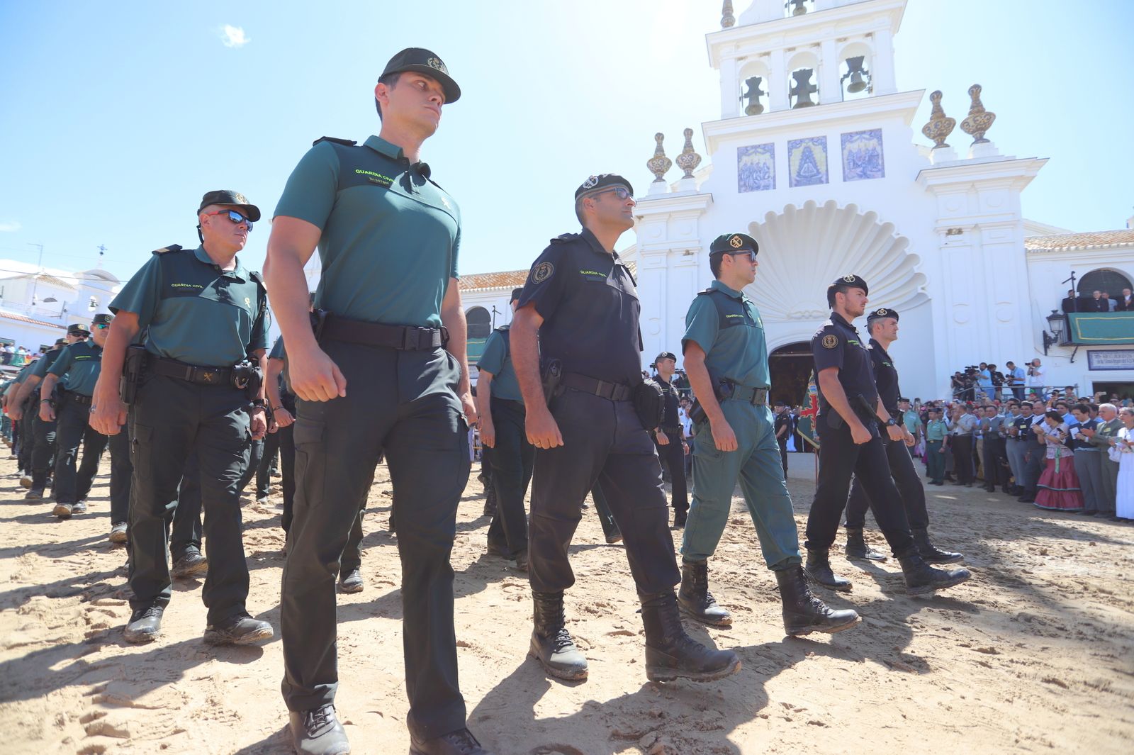 Imágenes del desfile del 175 aniversario de la Guardia Civil en El Rocío