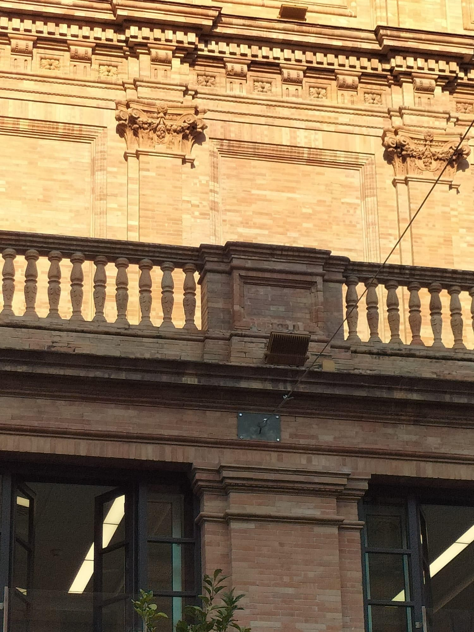 Vista de los anclajes de los toldos ya colocados en la fachada del edificio Coliseo.
