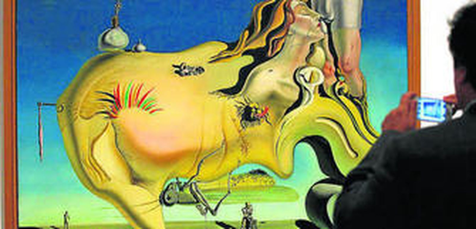 Una persona contempla la obra 'Rostro del gran masturbador'.