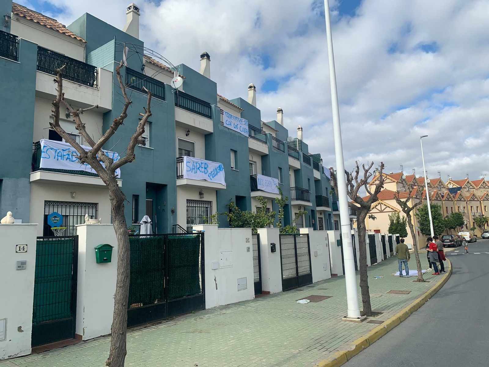 Pancartas de protesta en las viviendas de los afectados. Pancartas de protesta en las viviendas de los afectados.