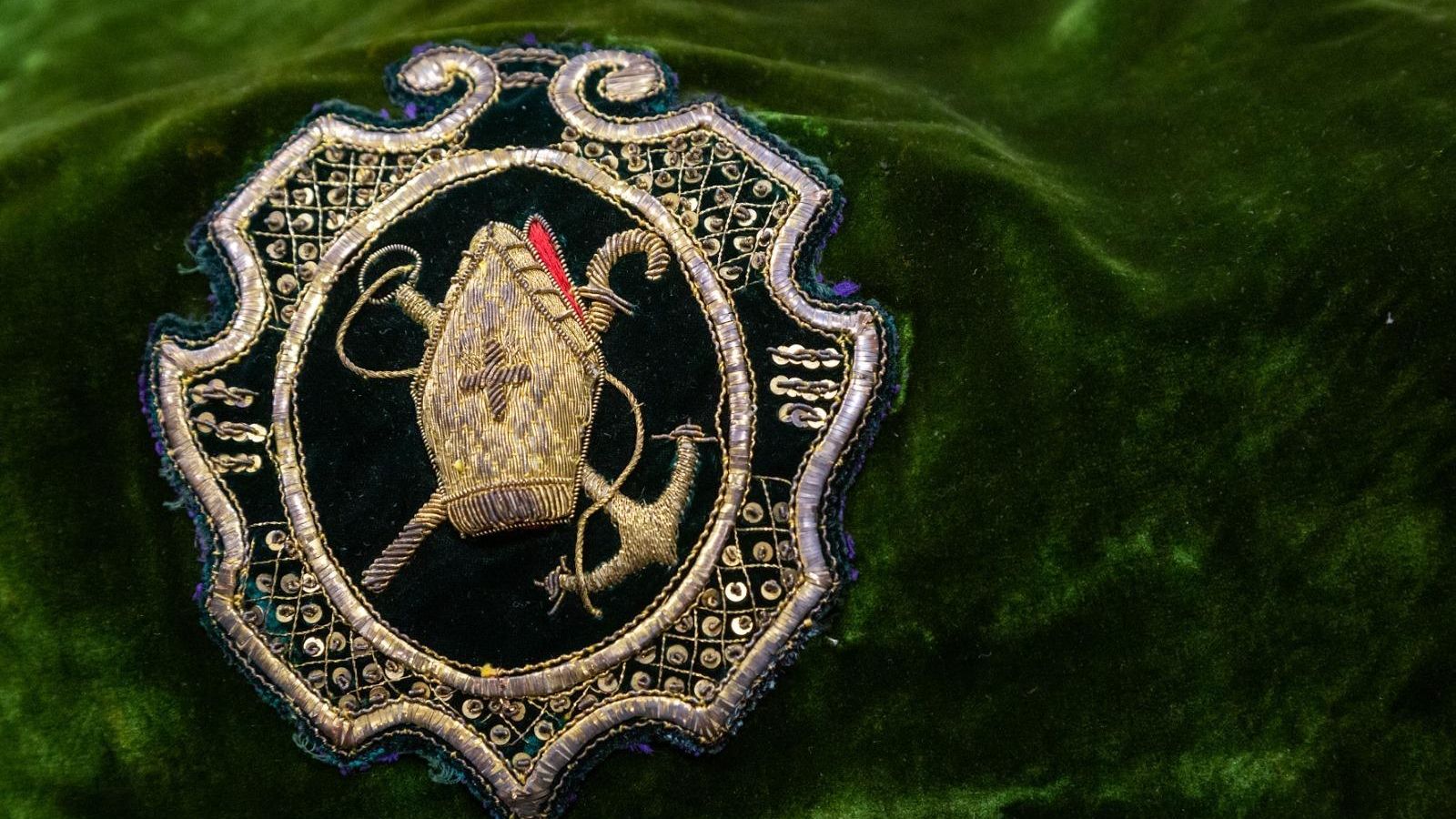 Escudo en el antifaz de terciopelo verde de 'Gallito'.