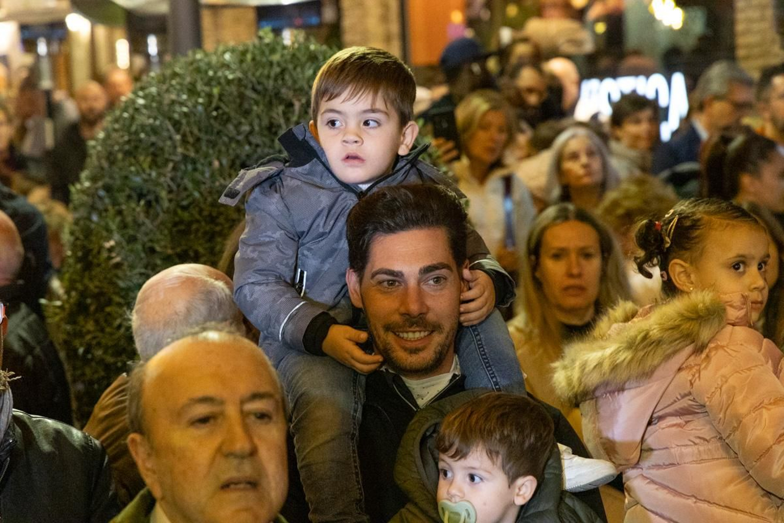 Jaén enciende su Navidad con sus habitantes echados a la calle