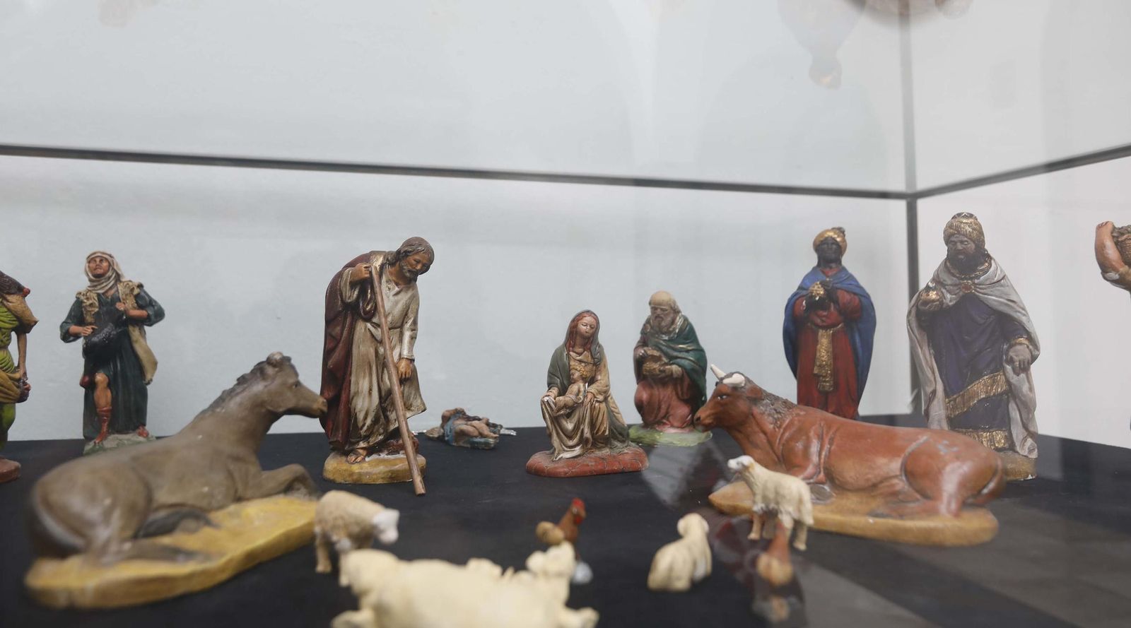 Hilos de Navidad: Las tejedoras de Recrearte llenan el Museo Municipal de Algeciras con las decoraciones en coché