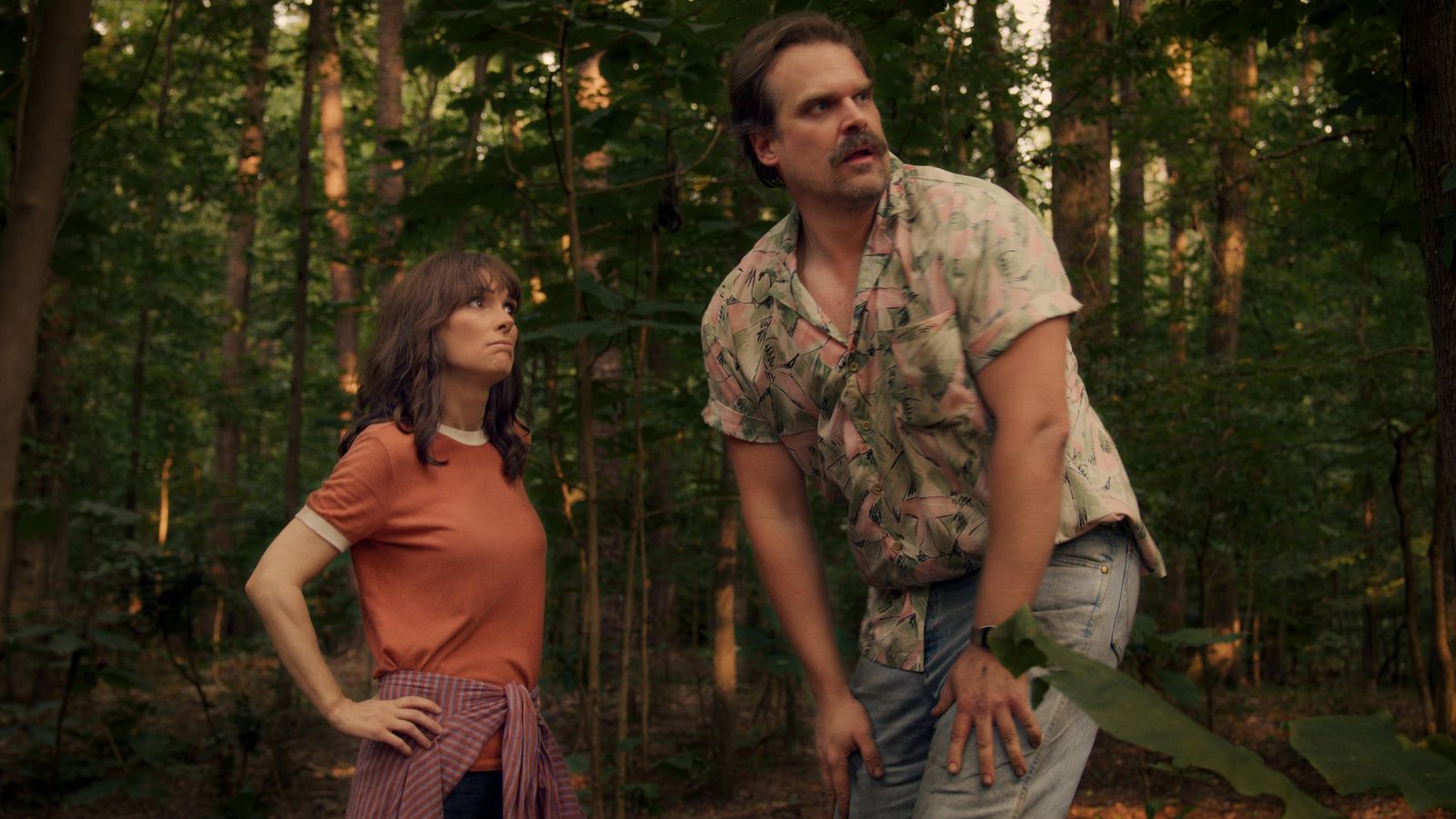 Joyce (Winona Ryder) y Hopper (David Harbour).