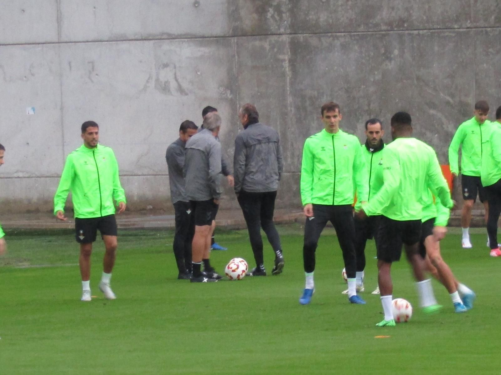 El Betis entrena bajo la intensa lluvia en la mañana de este martes