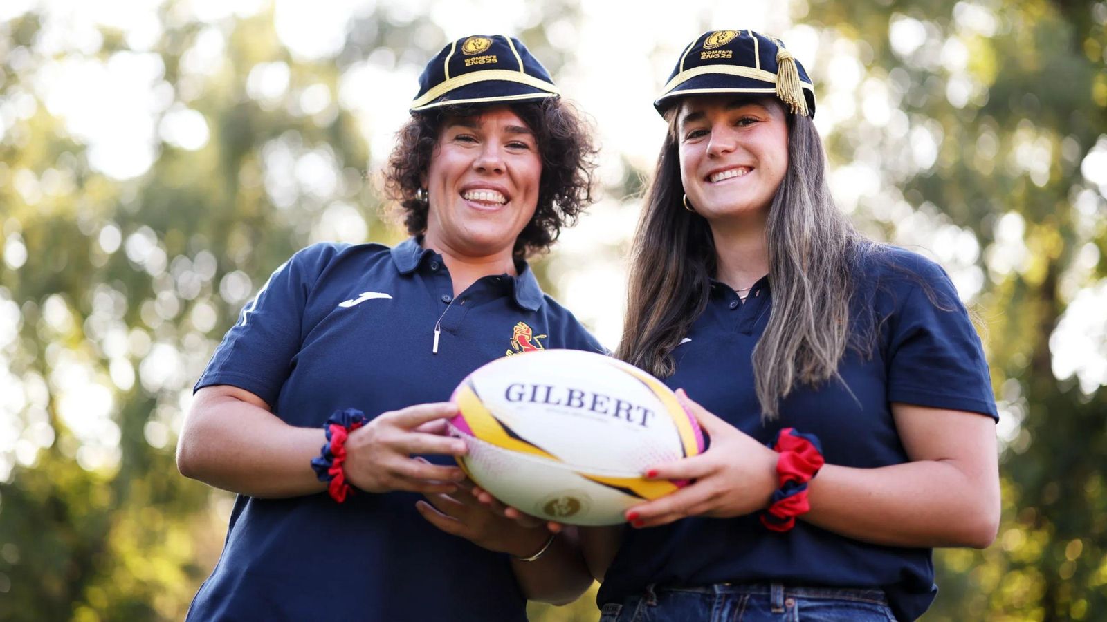 Laura Delgado y Alba Vinuesa, capitanas de España, posan para durante la ceremonia de inauguración de la Copa Mundial de Rugby Femenina.