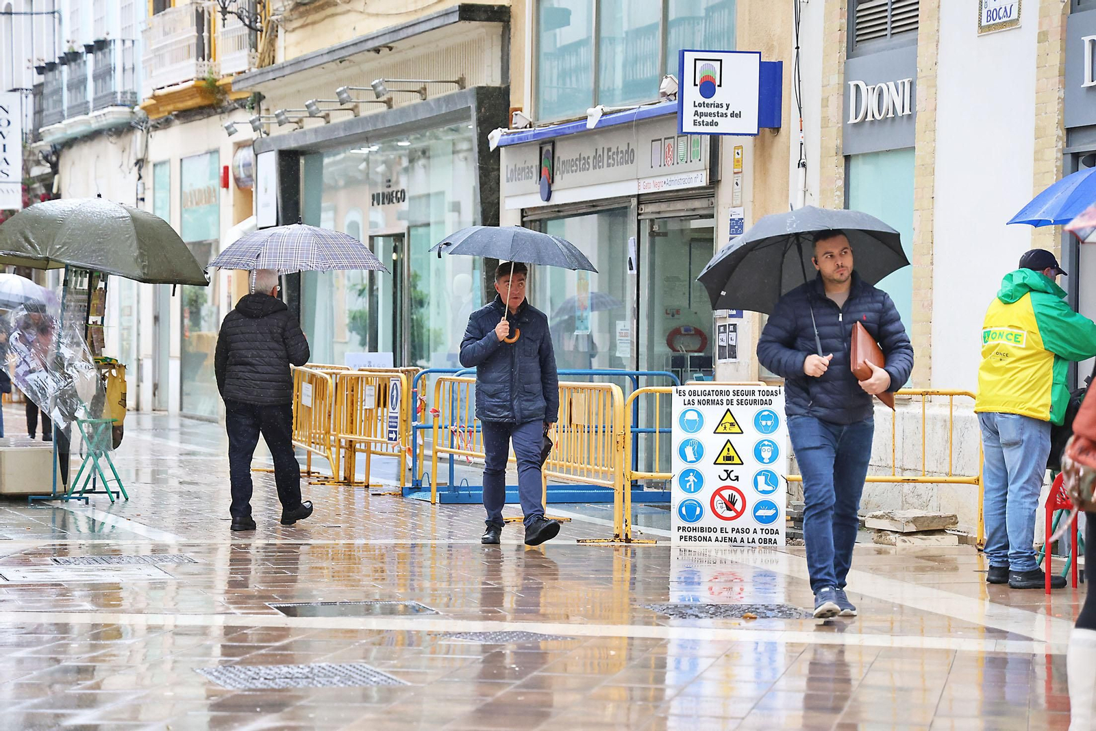 Las imágenes de la lluviosa mañana del jueves 13 de marzo en Huelva