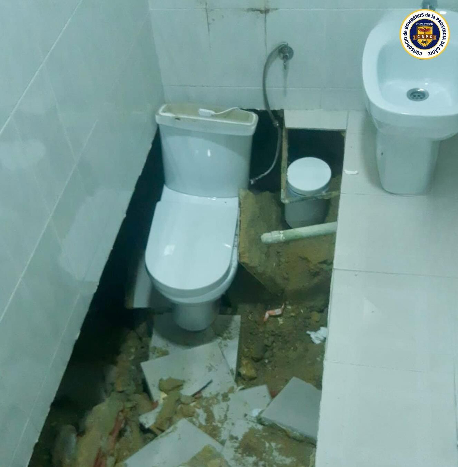 Estado en el que quedó el baño, tras el hundimiento.