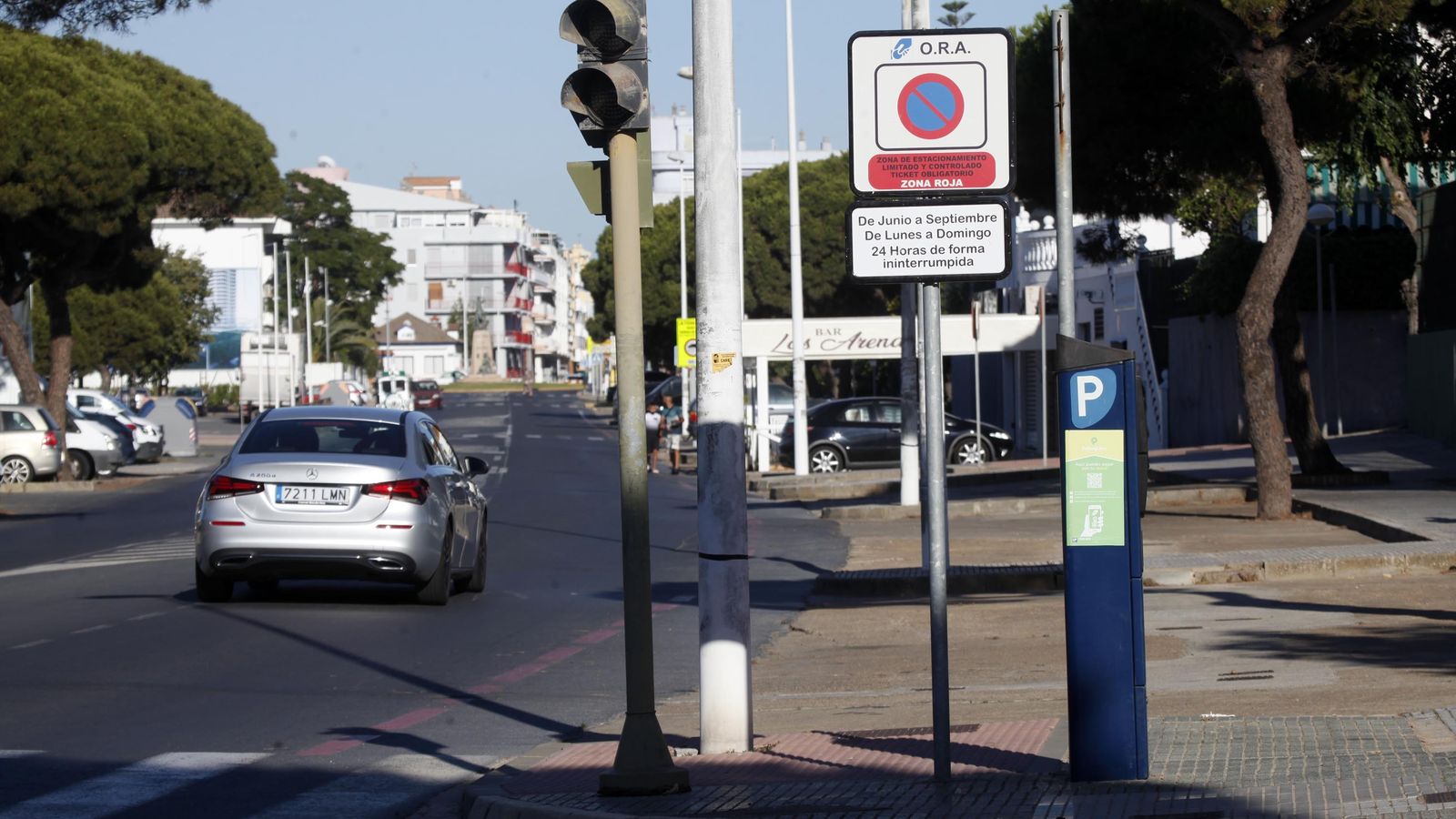 Señales de zona ORA en la avenida Ciudad de Huelva, en Punta Umbría