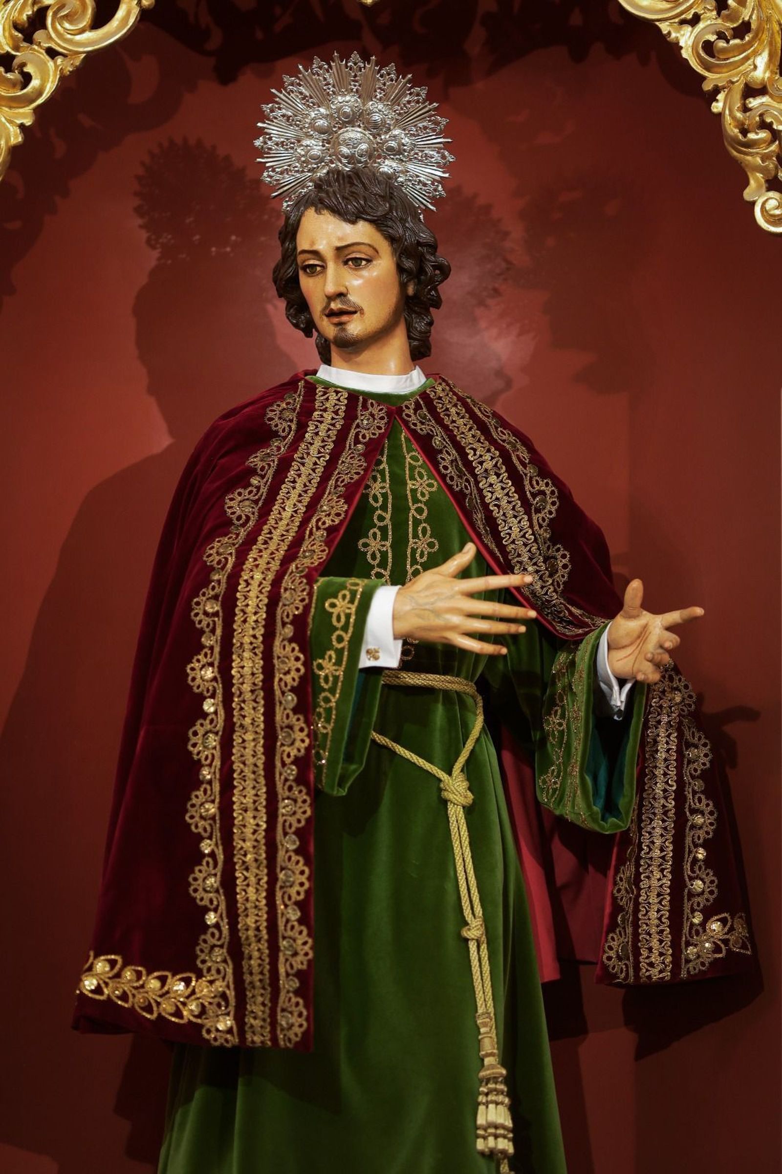 San Juan con el nuevo conjunto de mantolín y túnica