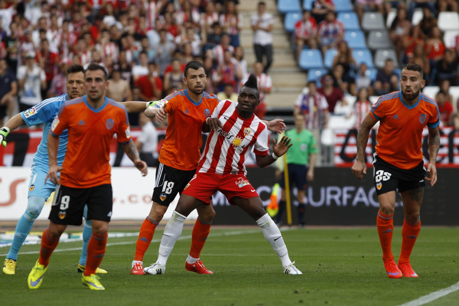 Thievy forcejea en un saque de esquina con Javi Fuego en la última visita del Valencia a Almería.