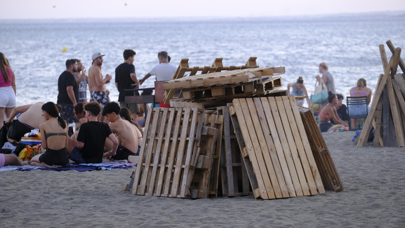 Imágenes de las hogueras de la Noche de San Juan en Almería capital