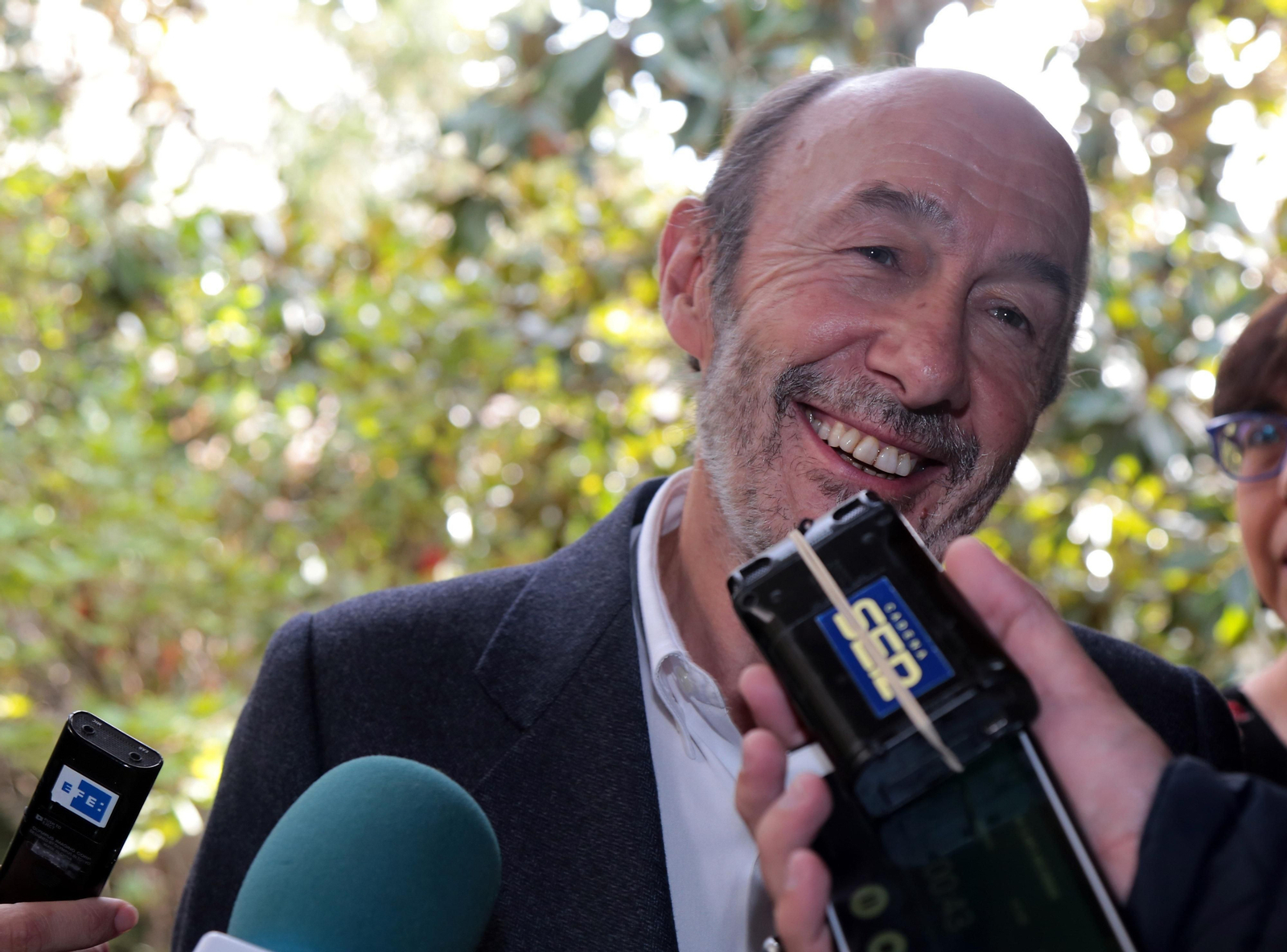 El ex ministro Alfredo Pérez Rubalcaba, ayer en la Facultad de Ciencias de la Universidad de Granada.