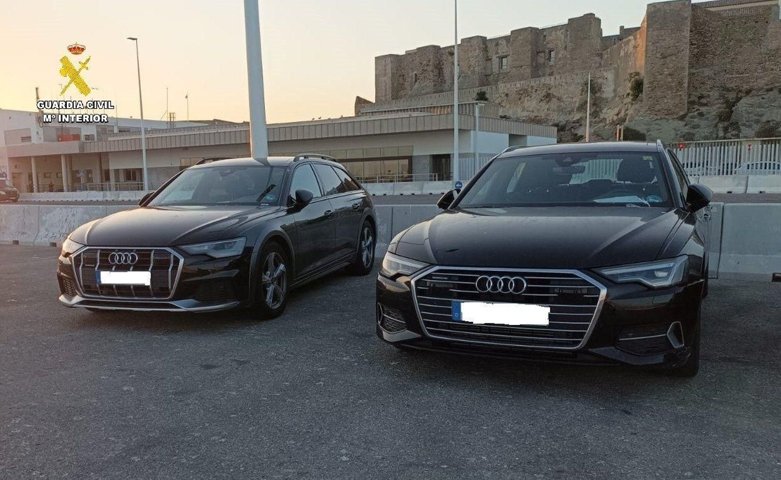 Dos de los coches robados recuperados en el puerto de Tarifa