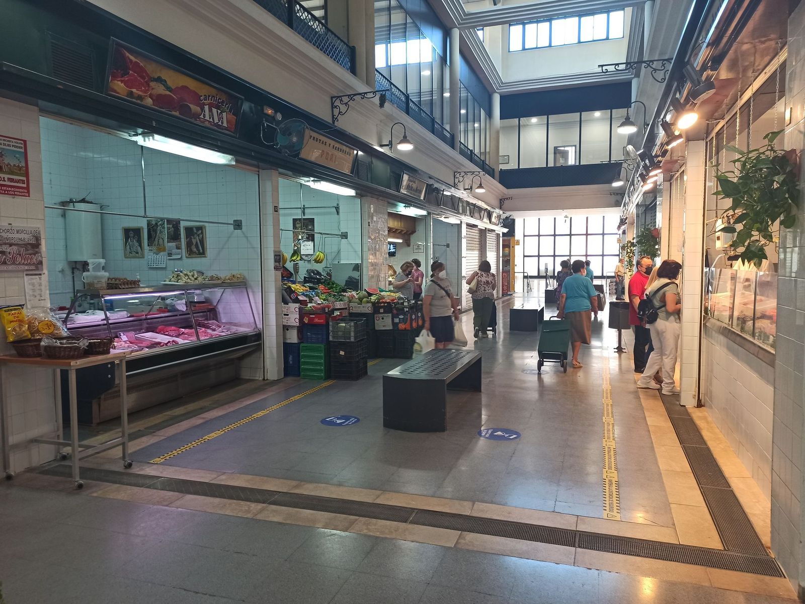 Interior del mercado de abastos de Lucena.
