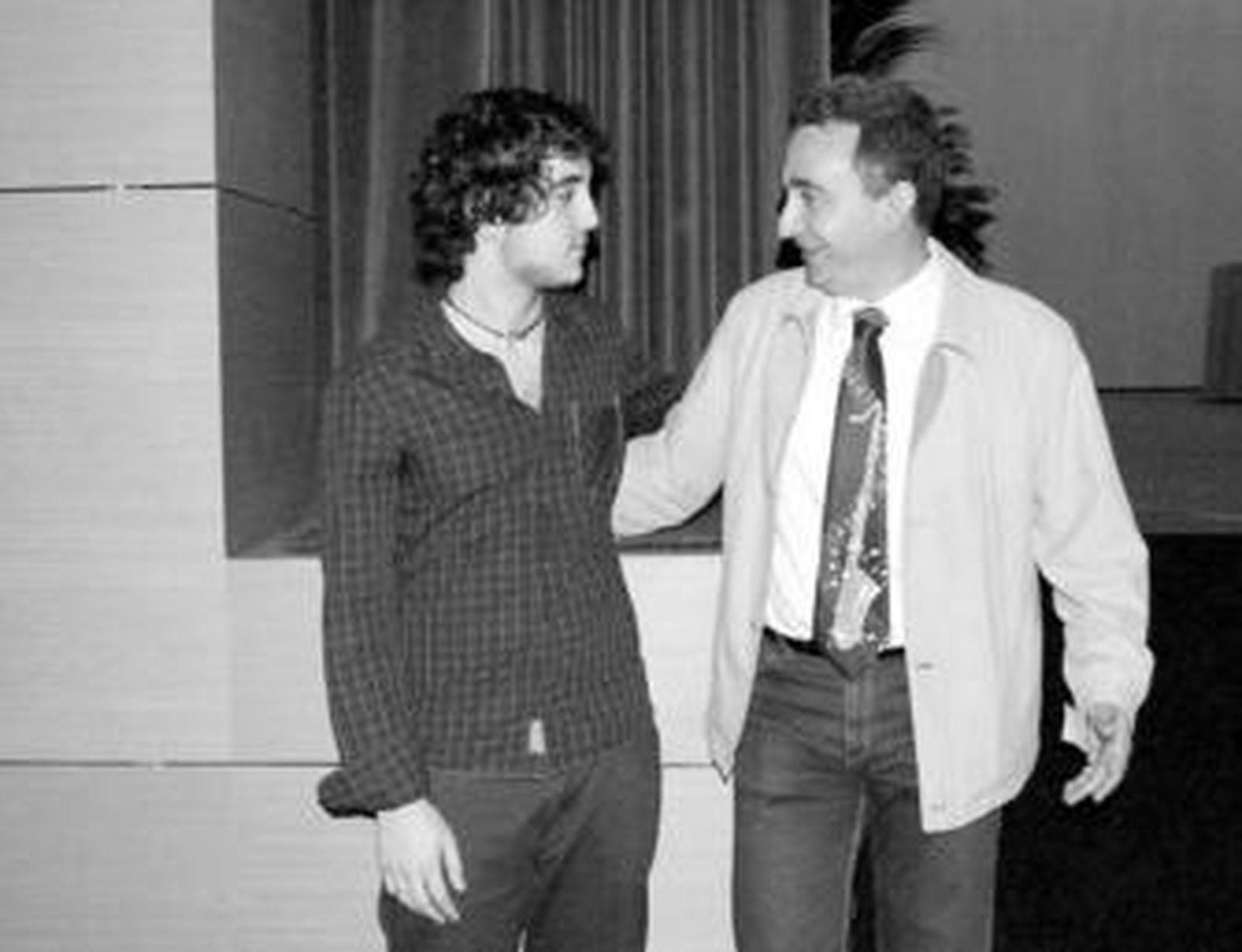 Gerardo Palmero, concejal de Cultura de El Ejido con David Caro, ganador del concurso.