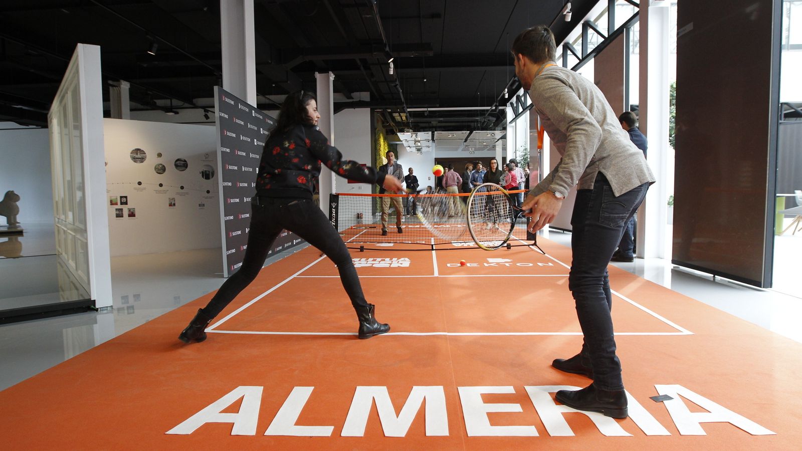Berasategui peloteó con algunos empleados de Cosentino.