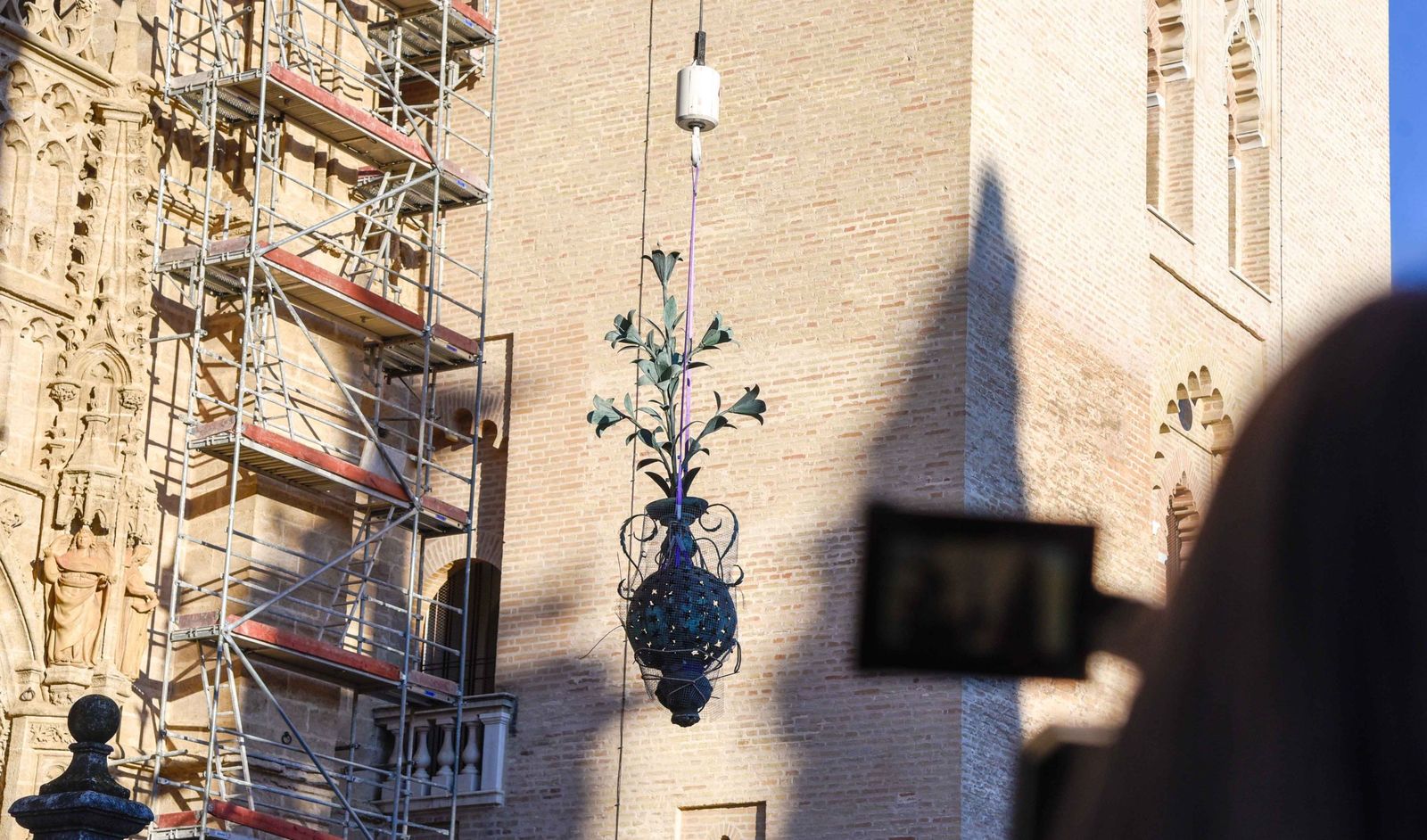 La retirada de las jarras de las azucenas de la Giralda, en imágenes