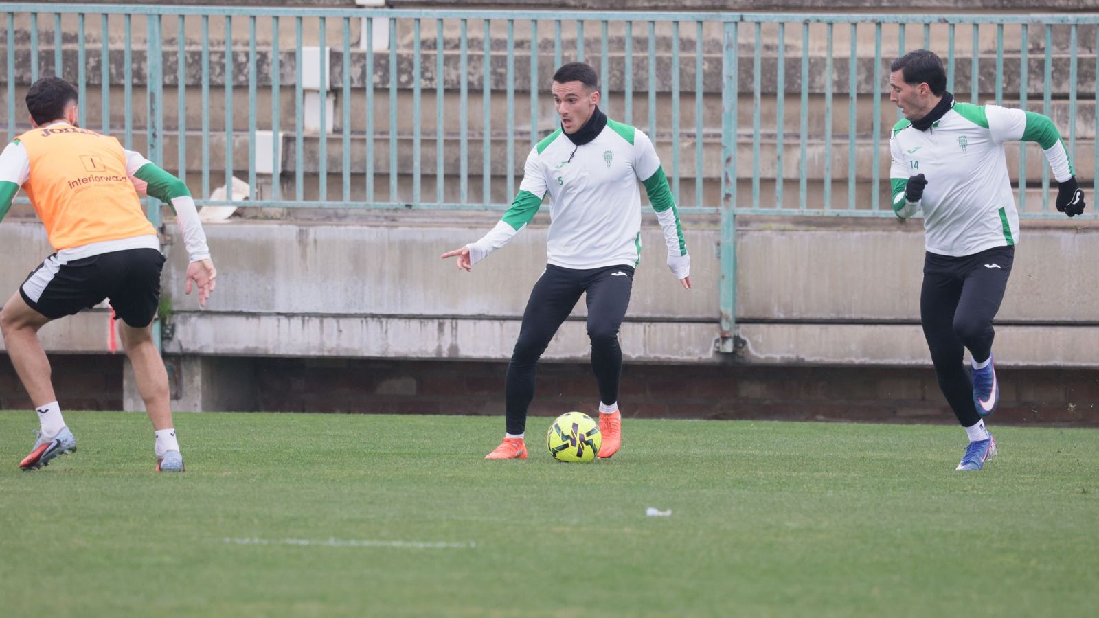 Diego Bri conduce el balón durante un entrenamiento en la Ciudad Deportiva.
