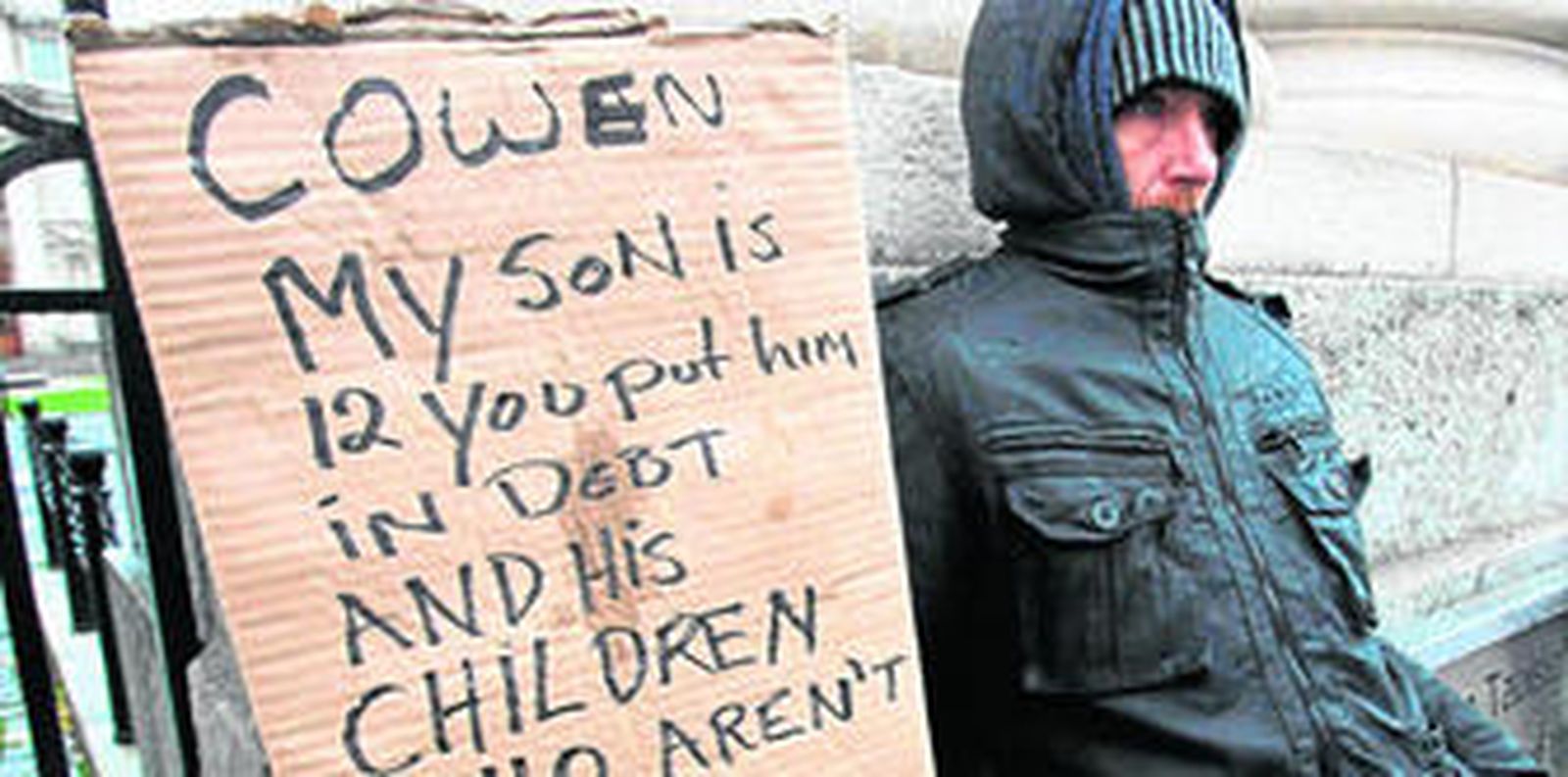 Un hombre protesta contra el primer ministro irlandés, Brian Cowen, al que culpa de la situación de caos que vive el país.