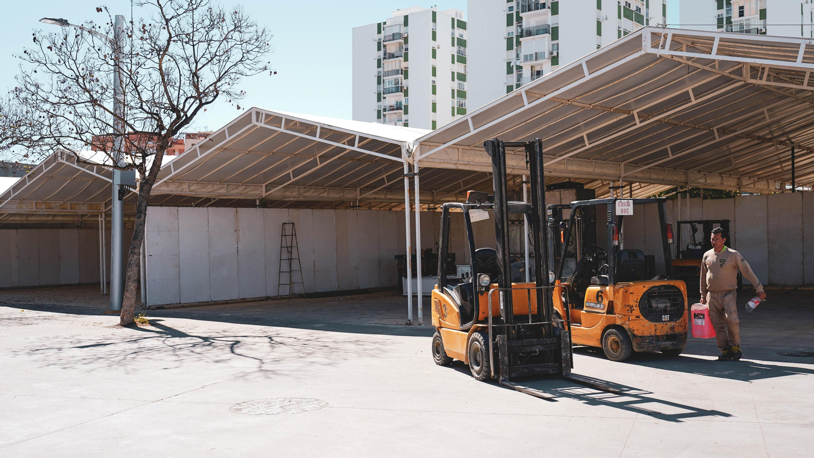 El parque de feria en Algeciras comienza cogiendo forma con el montaje de las casetas, en imágenes