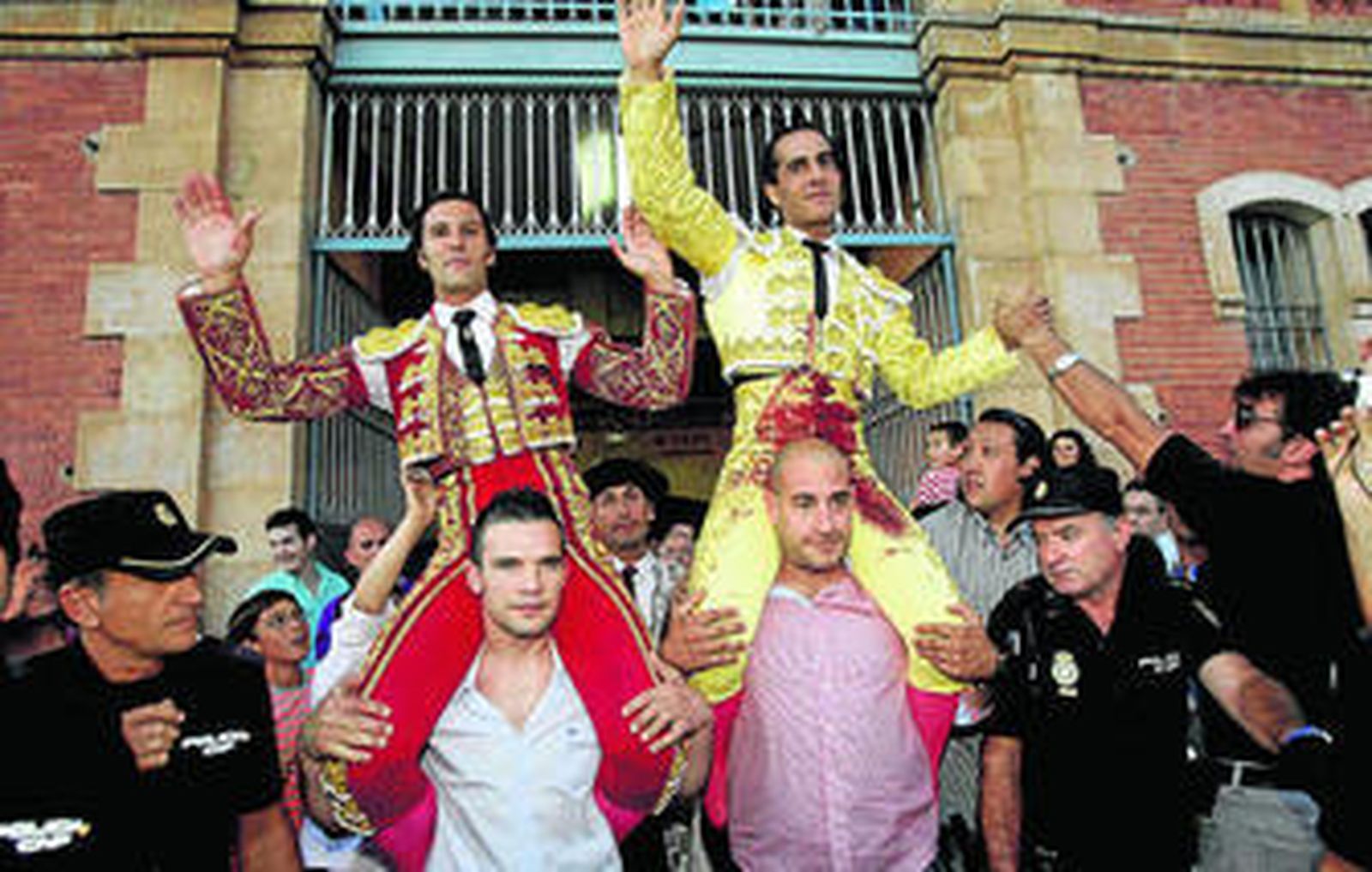 David Mora e Iván Fandiño, en su salida a hombros en la plaza de toros de Valladolid.