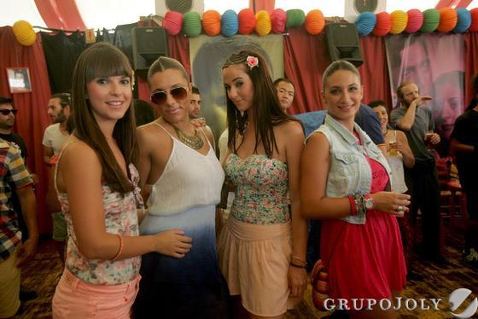 Los algecireños disfrutan de su último día de feria y se reúnen en el Real para contemplar el montaje pirotécnico con el que acaba la fiesta./J.M. Quiñones

Foto: J.M. Quinones