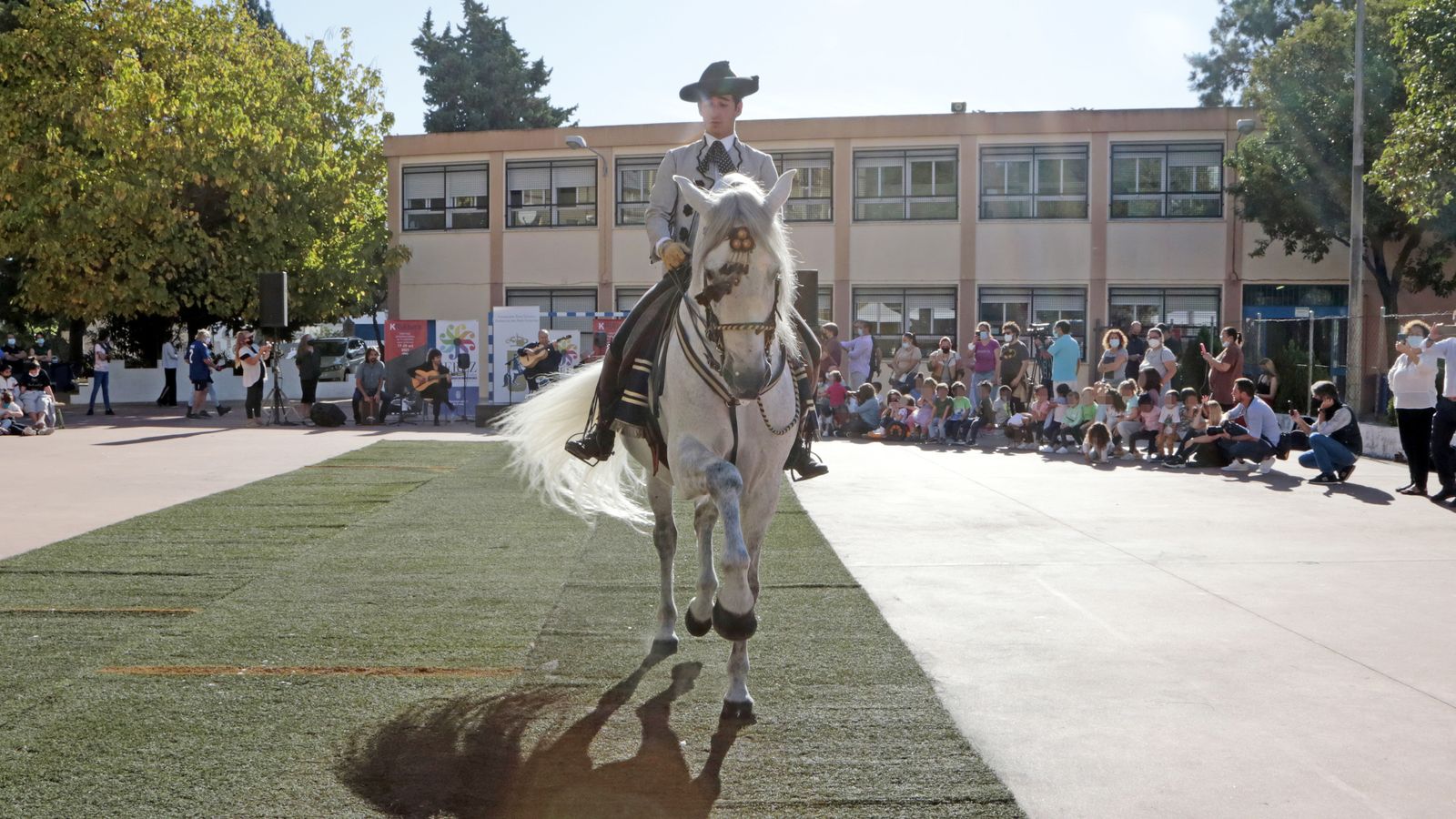 Imágenes del expectáculo de la Real Escuela y Paco Cepero en el colegio Luis Vives