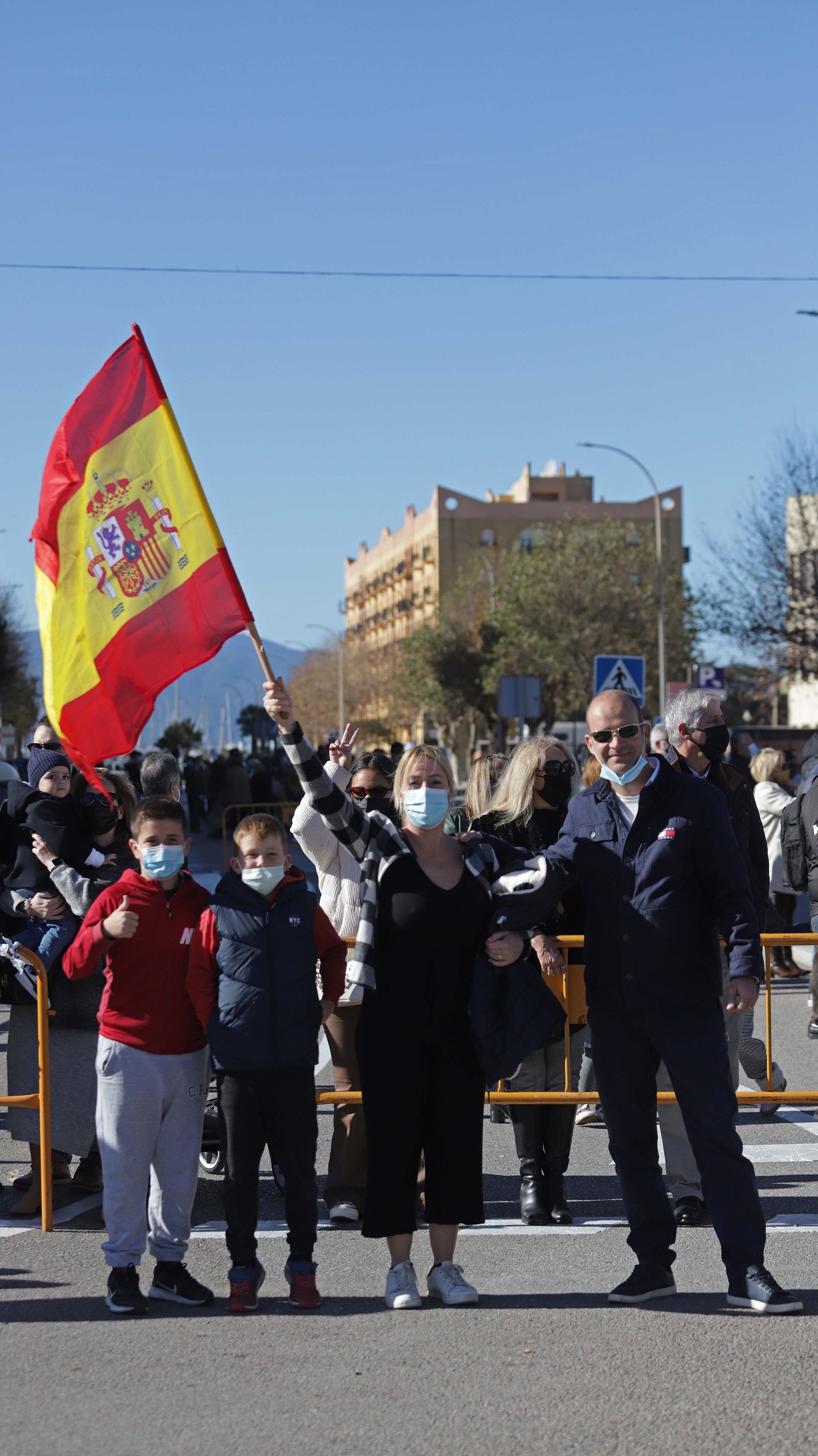 Fotos del izado de la bandera de España en La Línea