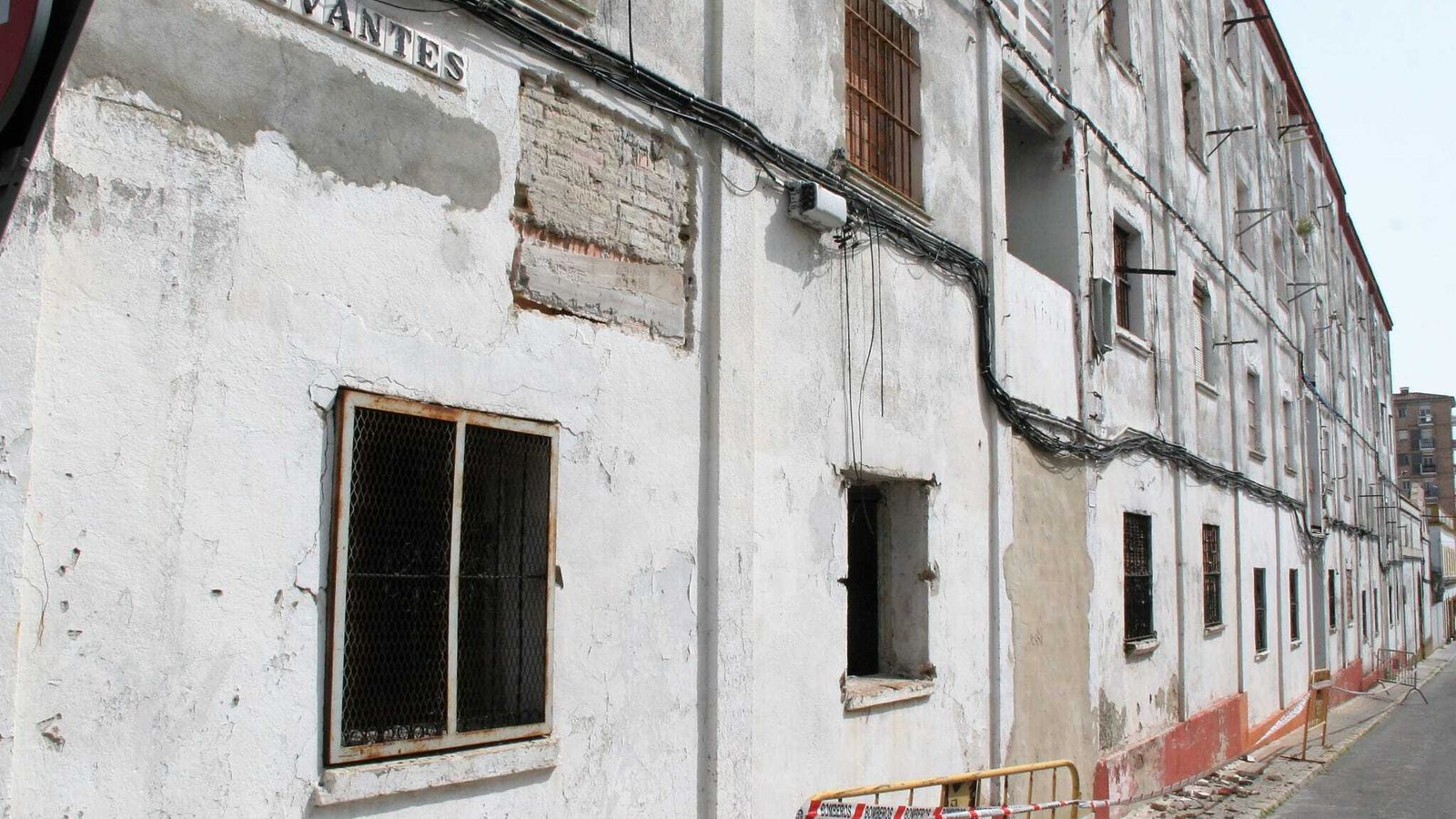 El muro del edificio de la calle Cervantes, ya completamente abandonado y vacío.