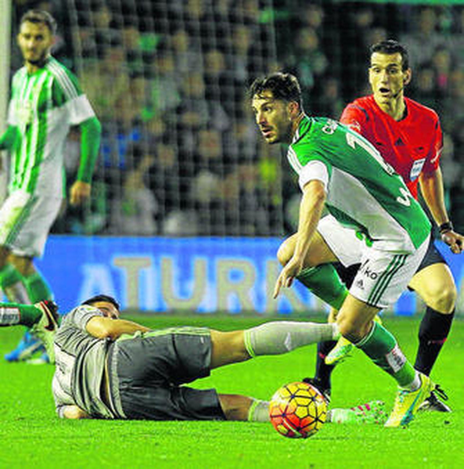 Cejudo se marcha de James, que queda en el suelo.