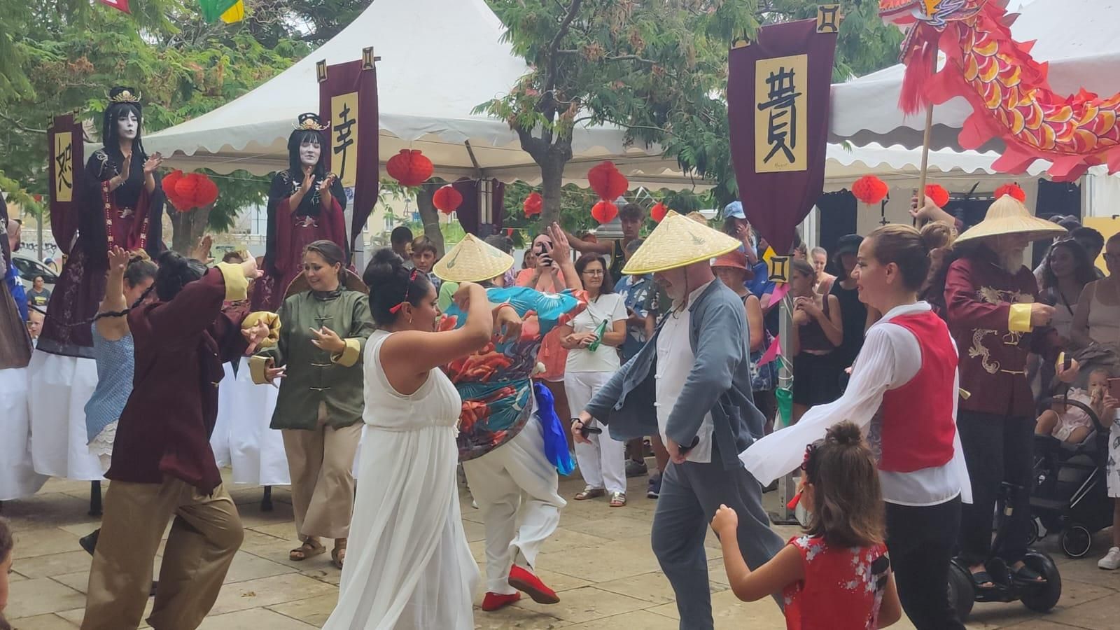Los actores de la Feria bailando una sevillana con sus trajes orientales.